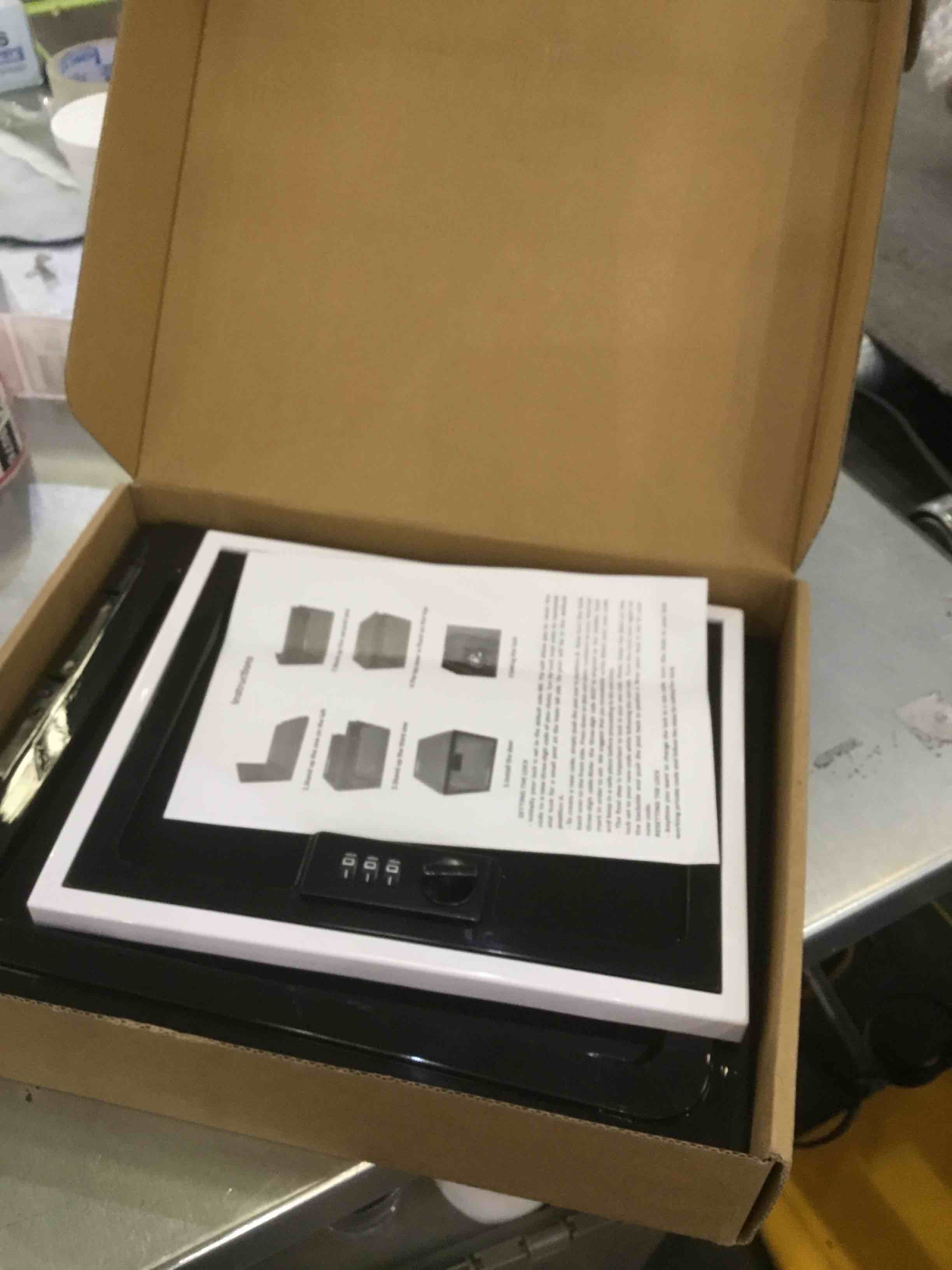 https://s3.amazonaws.com/lotting-images-prod/BargainHunt/EXS01218065_1711639375045.jpeg