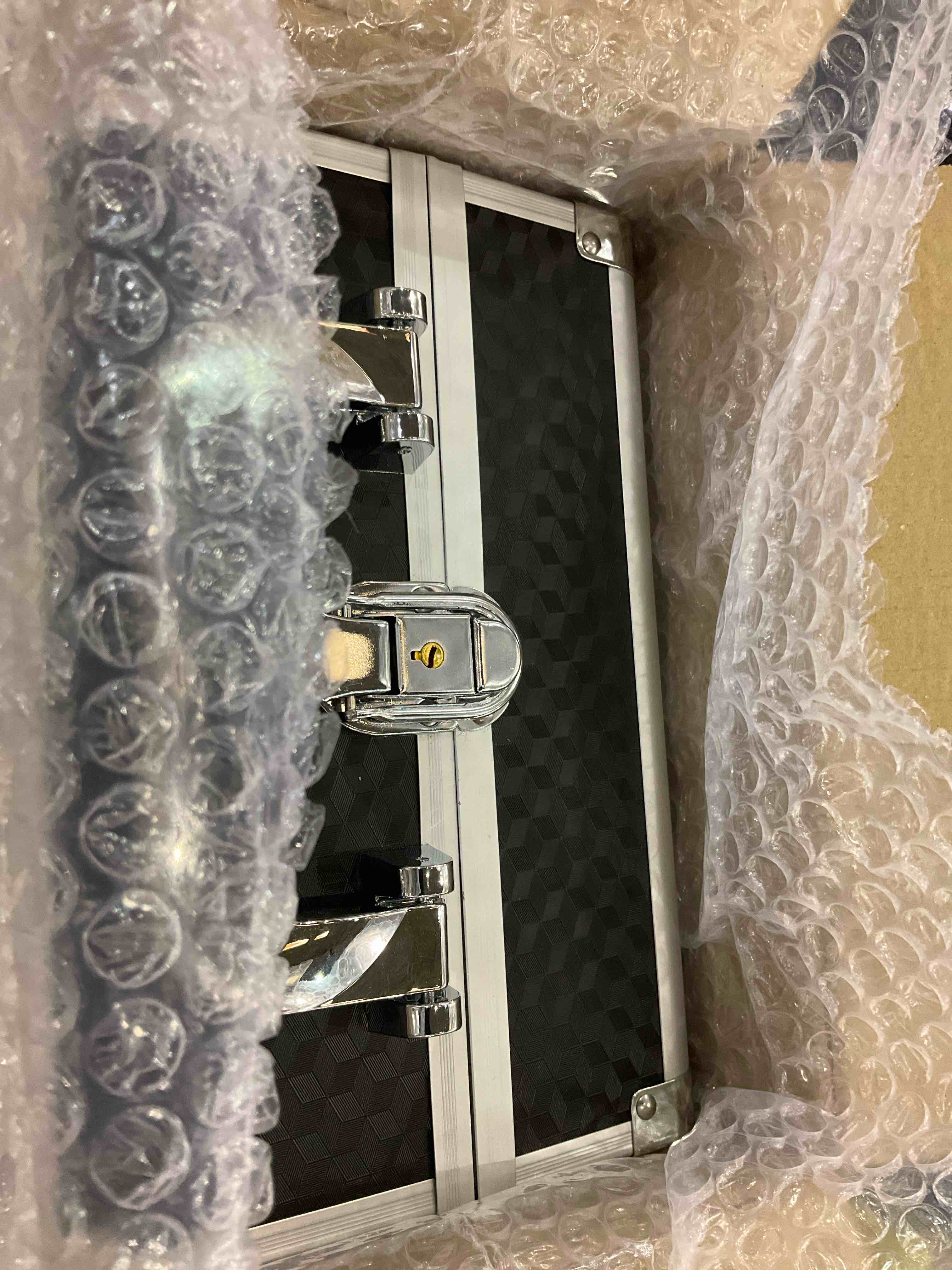 https://s3.amazonaws.com/lotting-images-prod/BargainHunt/EXS01218165_1713530472601.jpeg