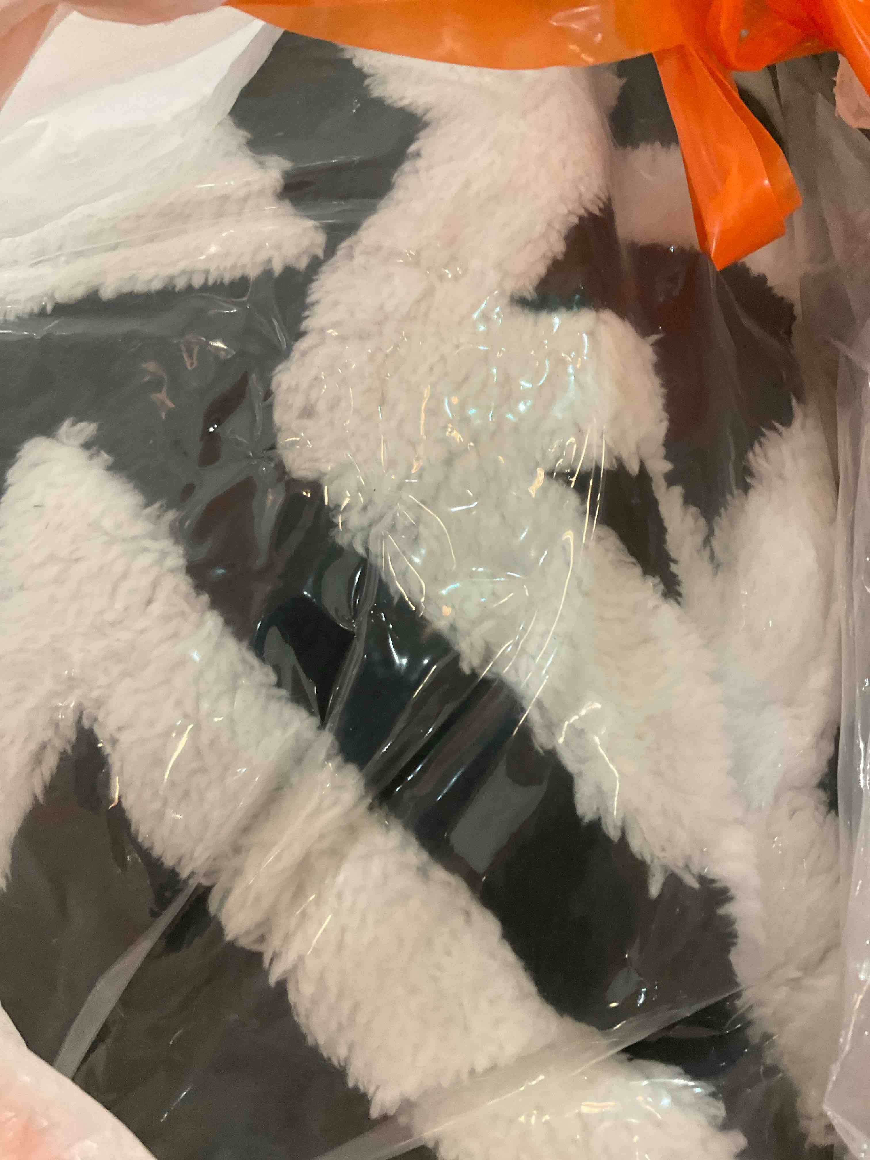 https://s3.amazonaws.com/lotting-images-prod/BargainHunt/EXS01218903_1711738841438.jpeg