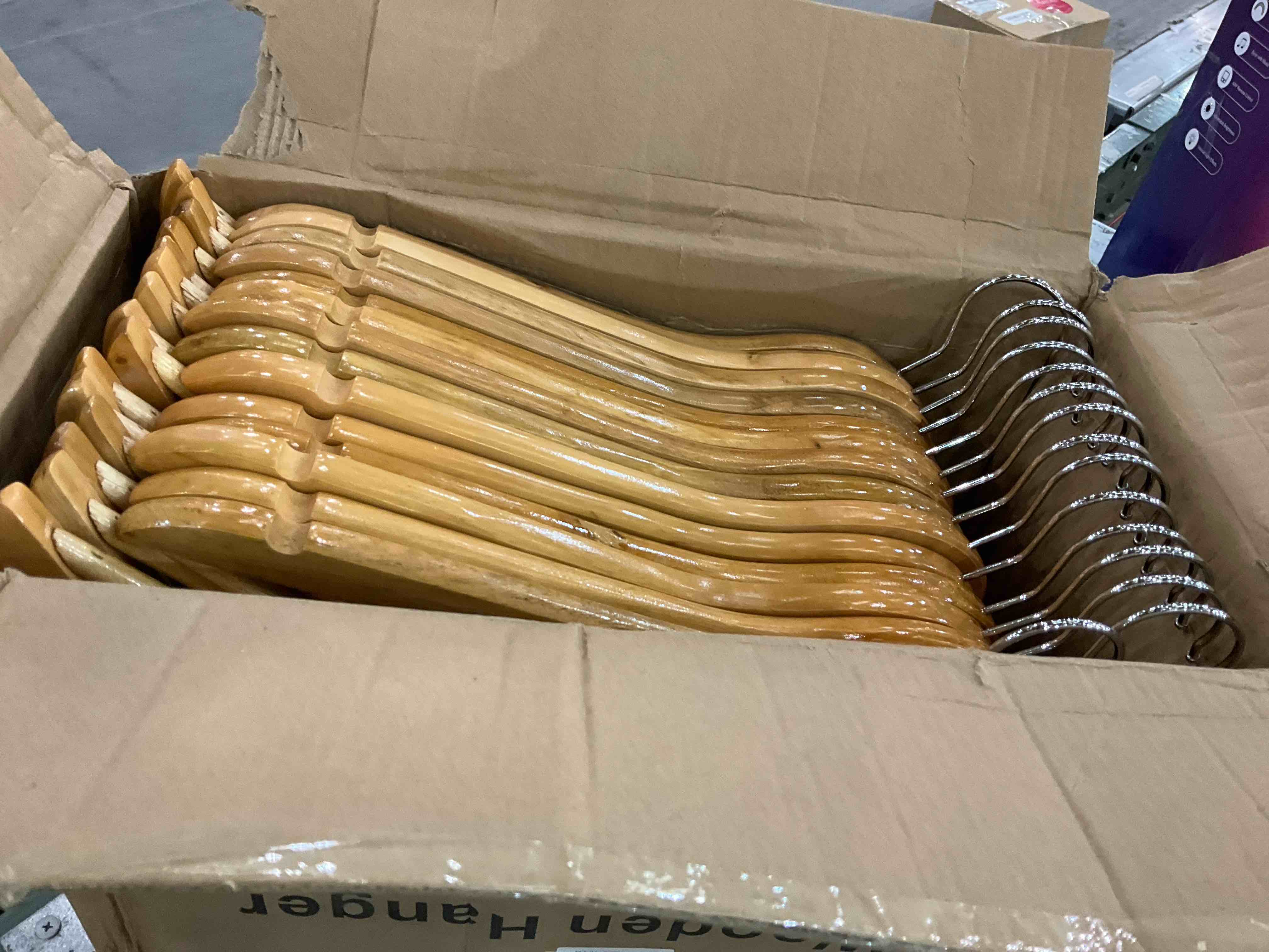 https://s3.amazonaws.com/lotting-images-prod/BargainHunt/EXS01219491_1710516778739.jpeg