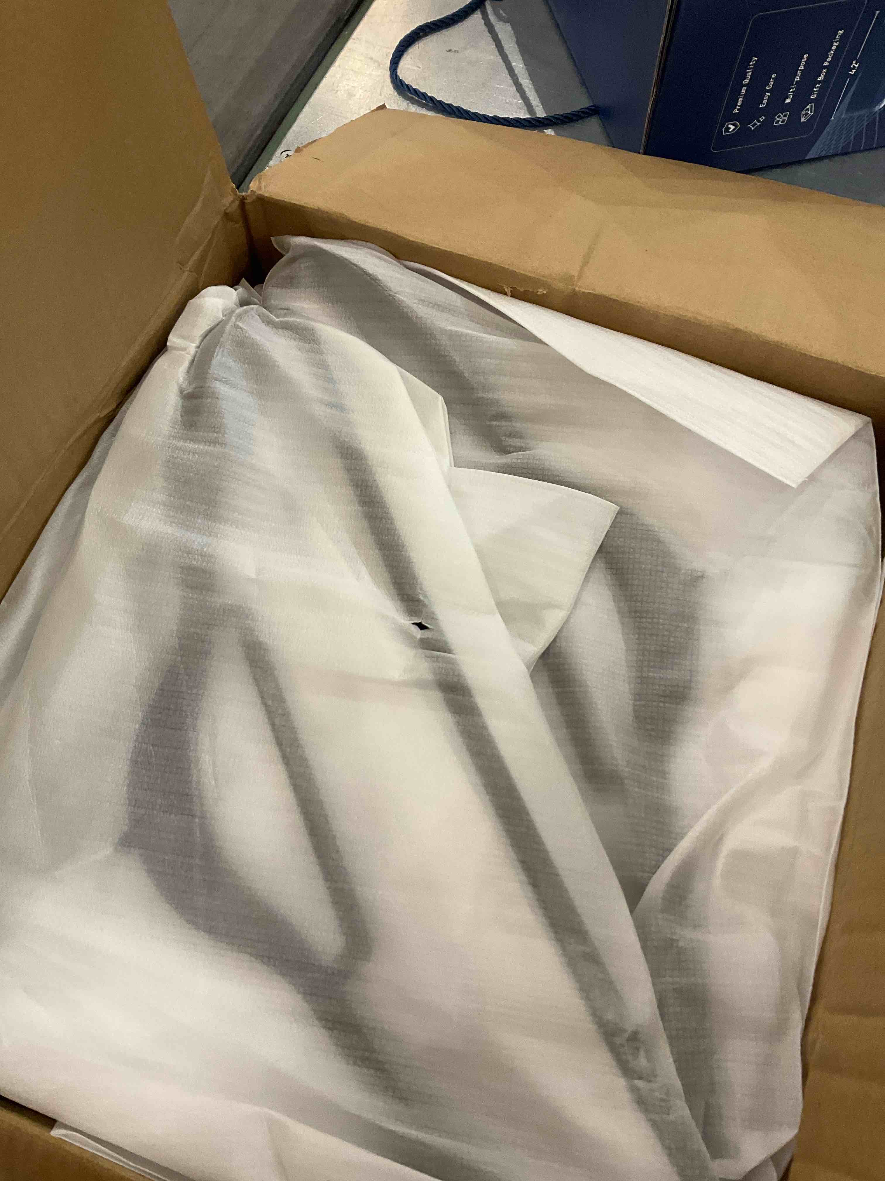 https://s3.amazonaws.com/lotting-images-prod/BargainHunt/EXS01219961_1711386409533.jpeg