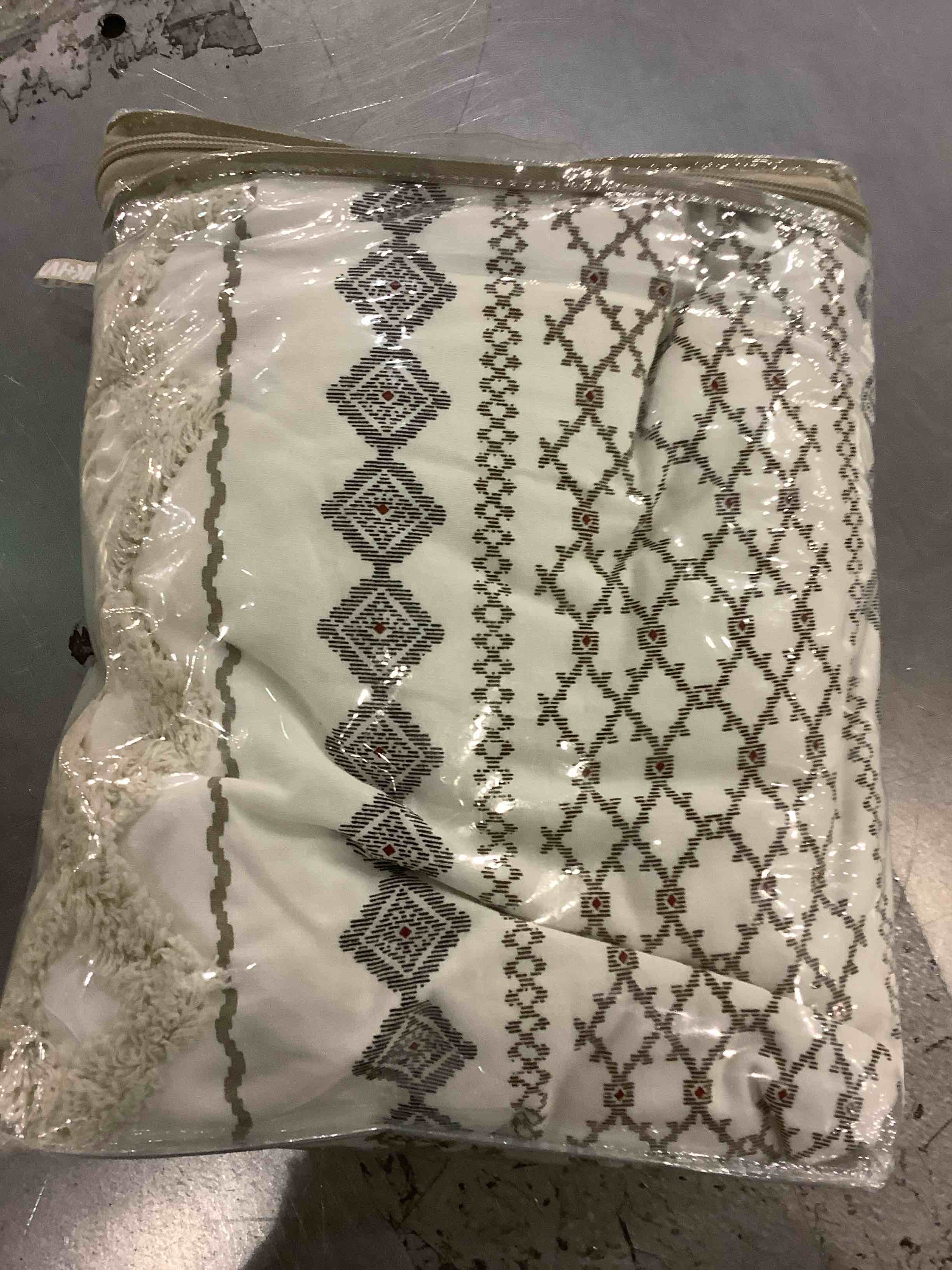 https://s3.amazonaws.com/lotting-images-prod/BargainHunt/EXS01220622_1710415182682.jpeg