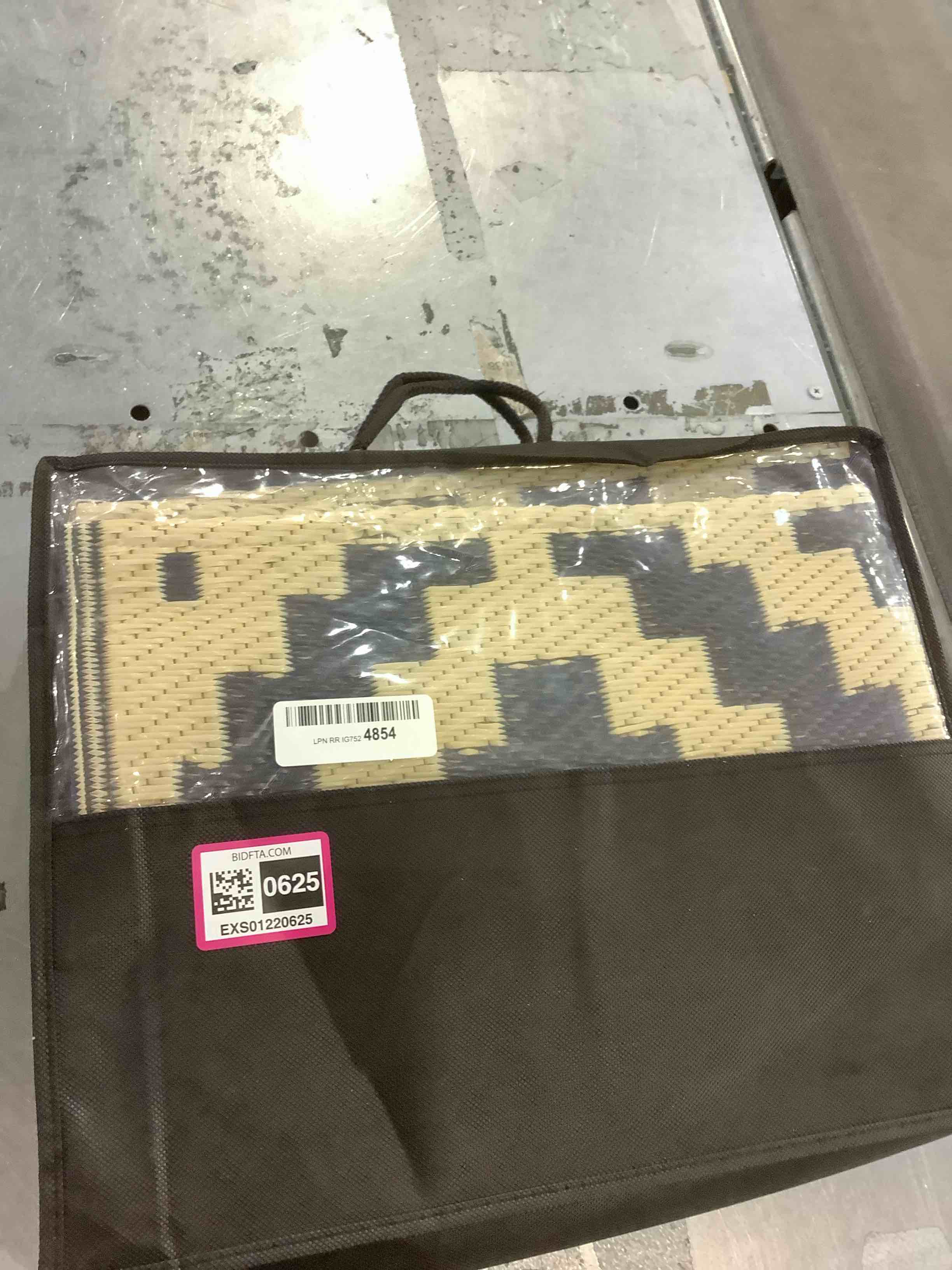https://s3.amazonaws.com/lotting-images-prod/BargainHunt/EXS01220625_1710415448986.jpeg