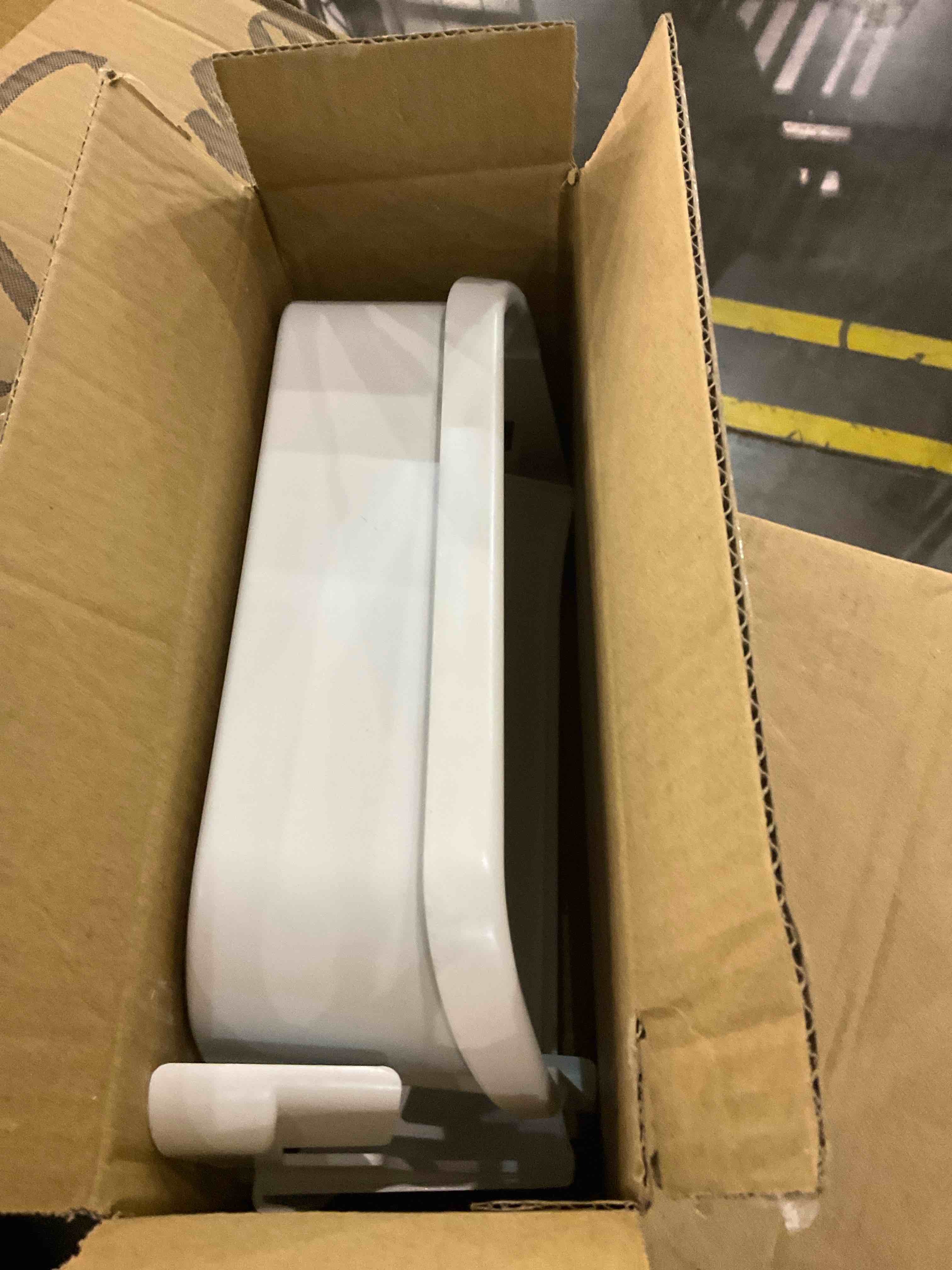 https://s3.amazonaws.com/lotting-images-prod/BargainHunt/EXS01221136_1710934222853.jpeg