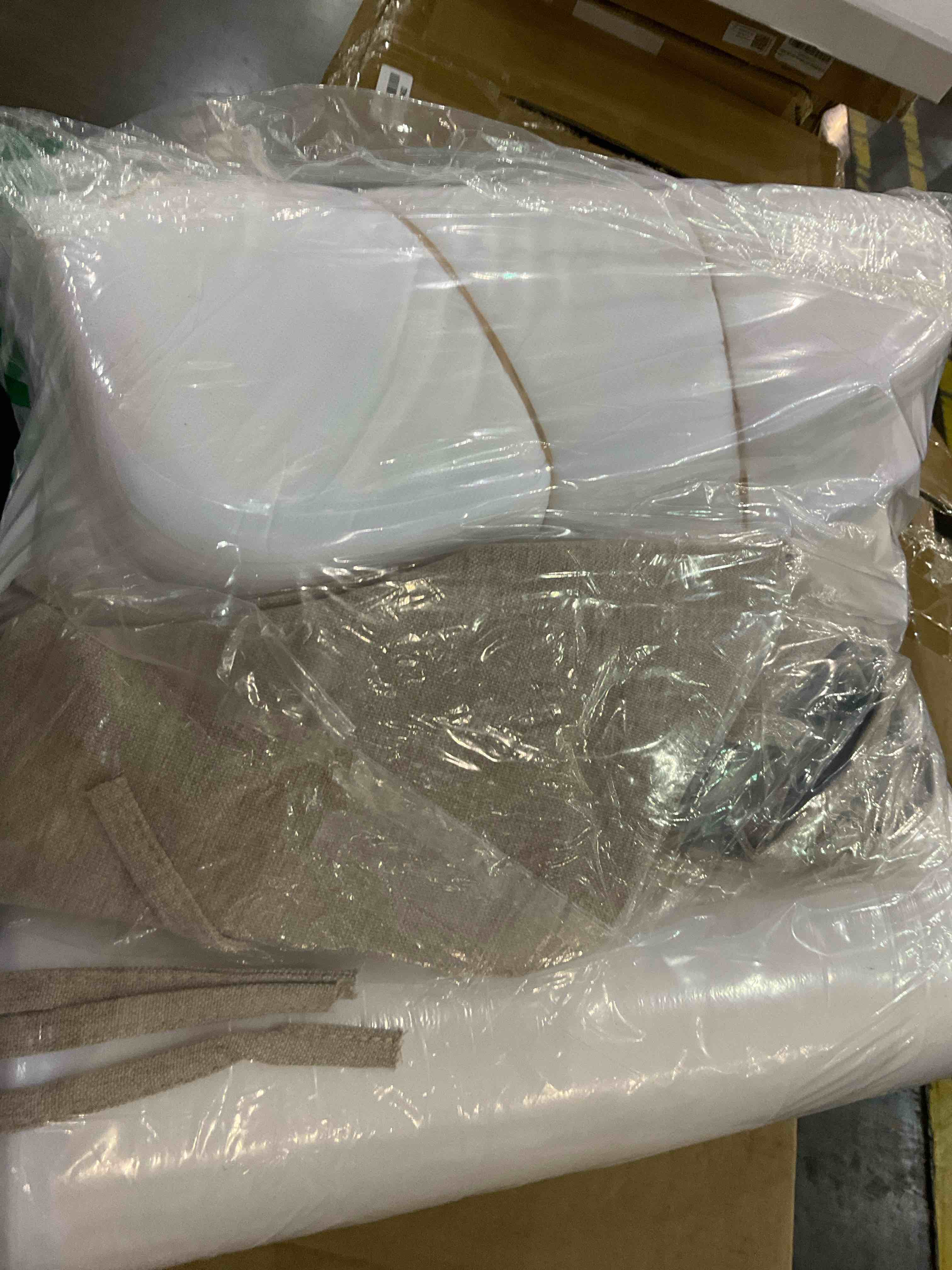 https://s3.amazonaws.com/lotting-images-prod/BargainHunt/EXS01221179_1710938324407.jpeg