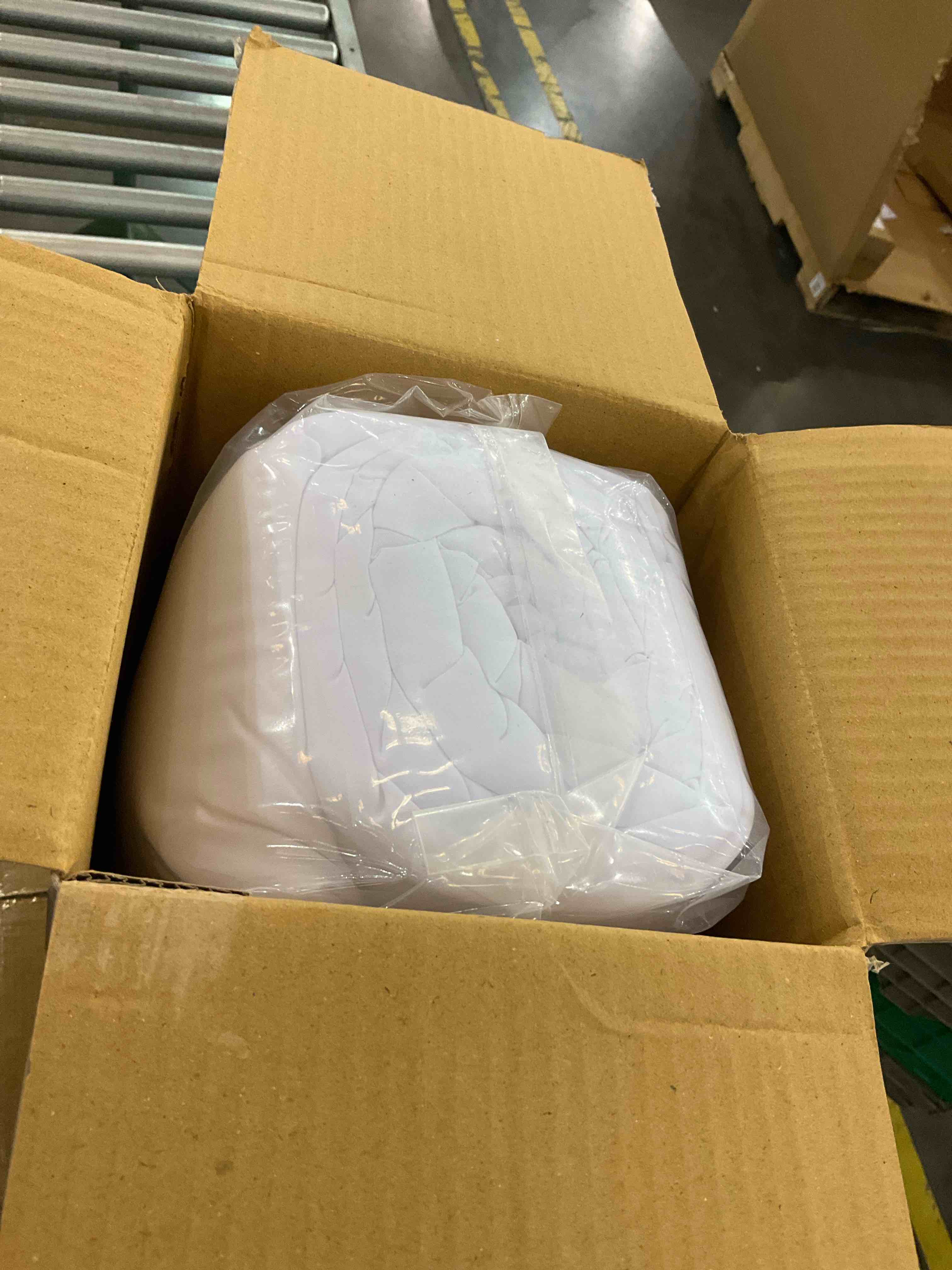 https://s3.amazonaws.com/lotting-images-prod/BargainHunt/EXS01221427_1711385867419.jpeg