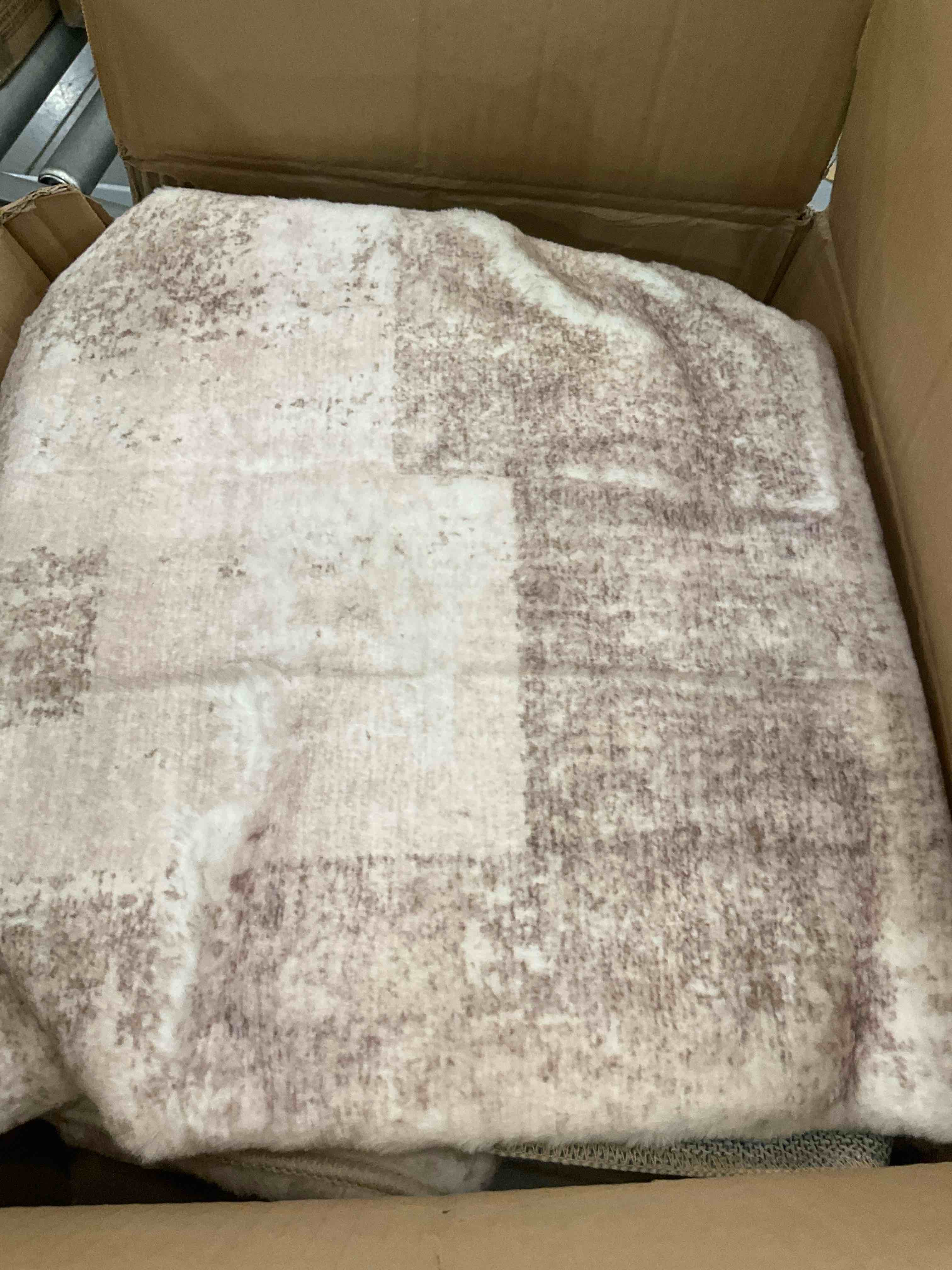 https://s3.amazonaws.com/lotting-images-prod/BargainHunt/EXS01224147_1710436622563.jpeg