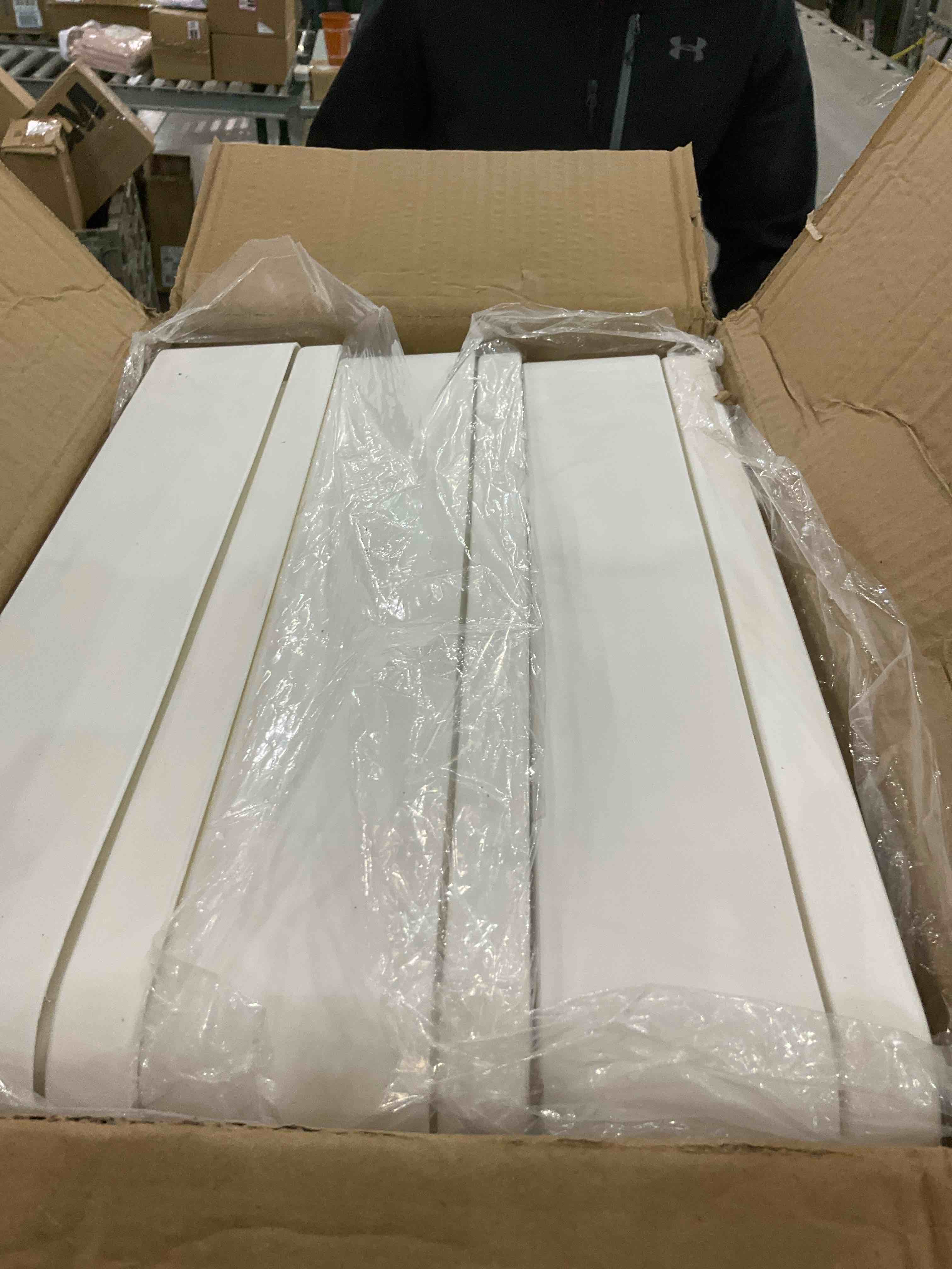 https://s3.amazonaws.com/lotting-images-prod/BargainHunt/EXS01224432_1710770603056.jpeg