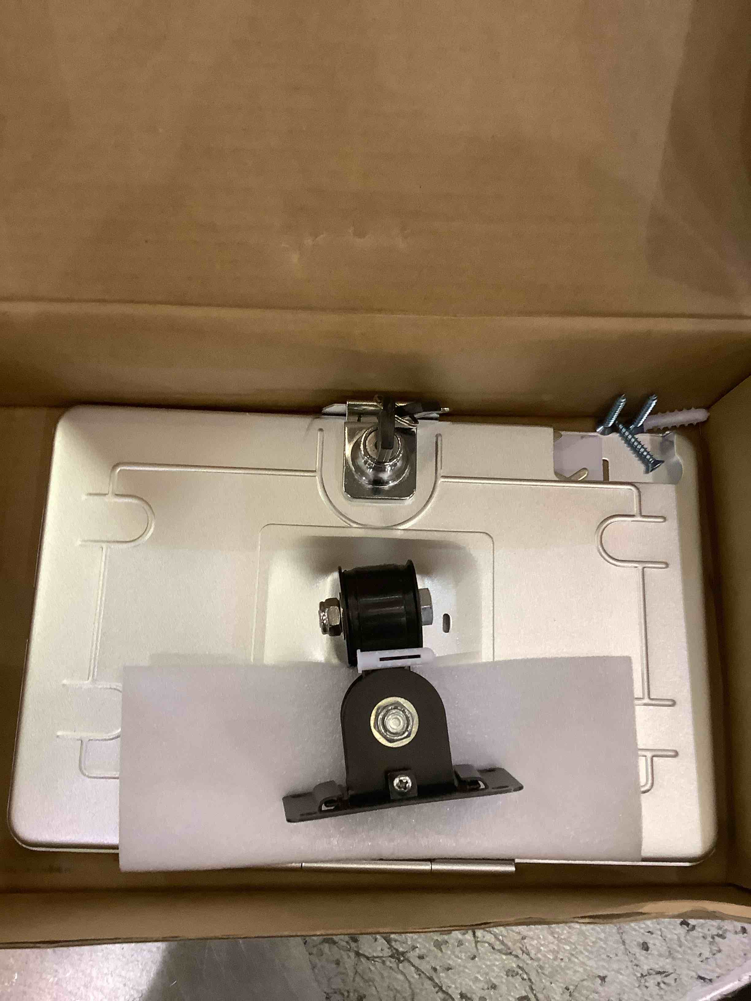 https://s3.amazonaws.com/lotting-images-prod/BargainHunt/EXS01225830_1710252913536.jpeg