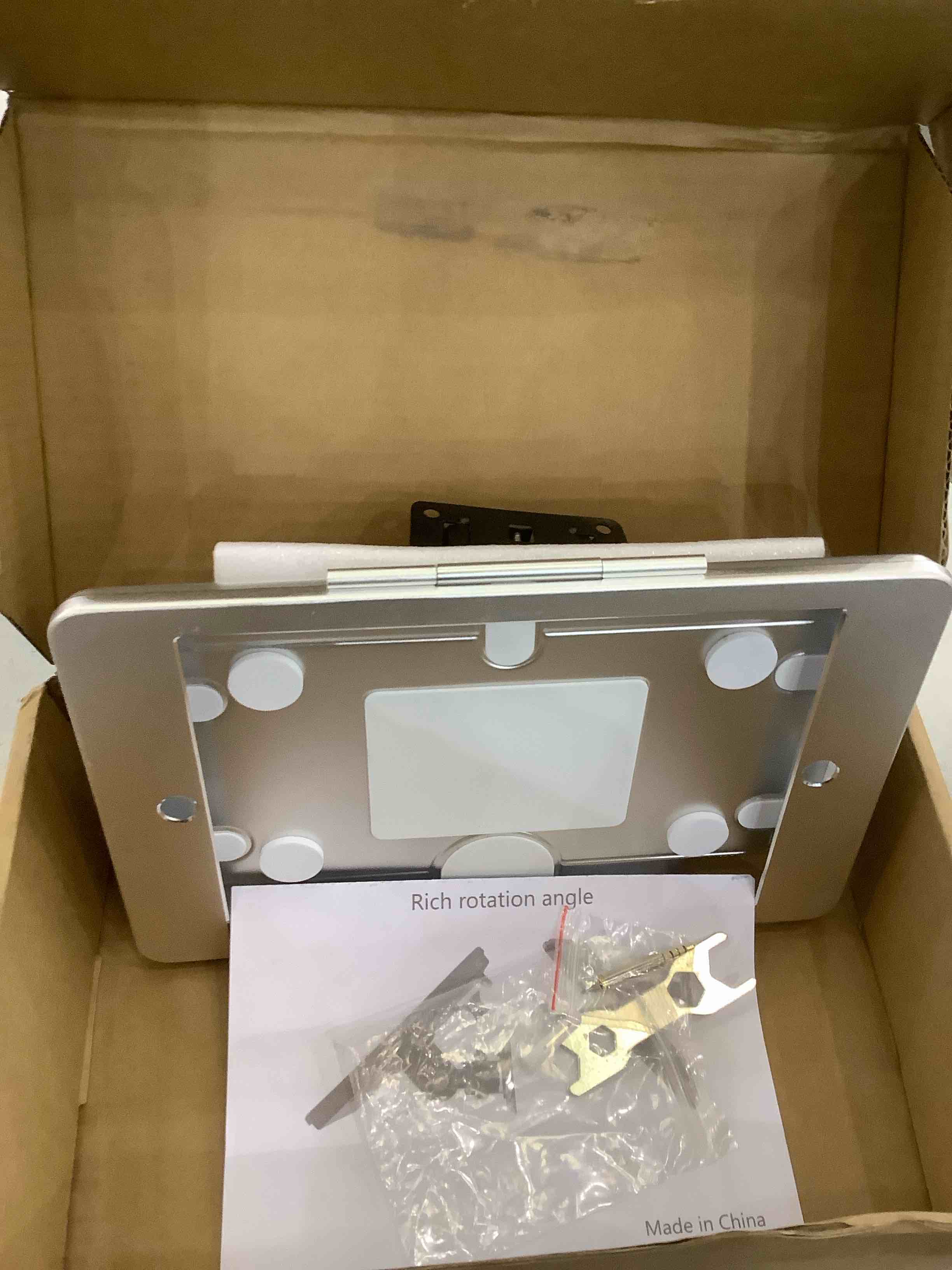 https://s3.amazonaws.com/lotting-images-prod/BargainHunt/EXS01225830_1710252920764.jpeg