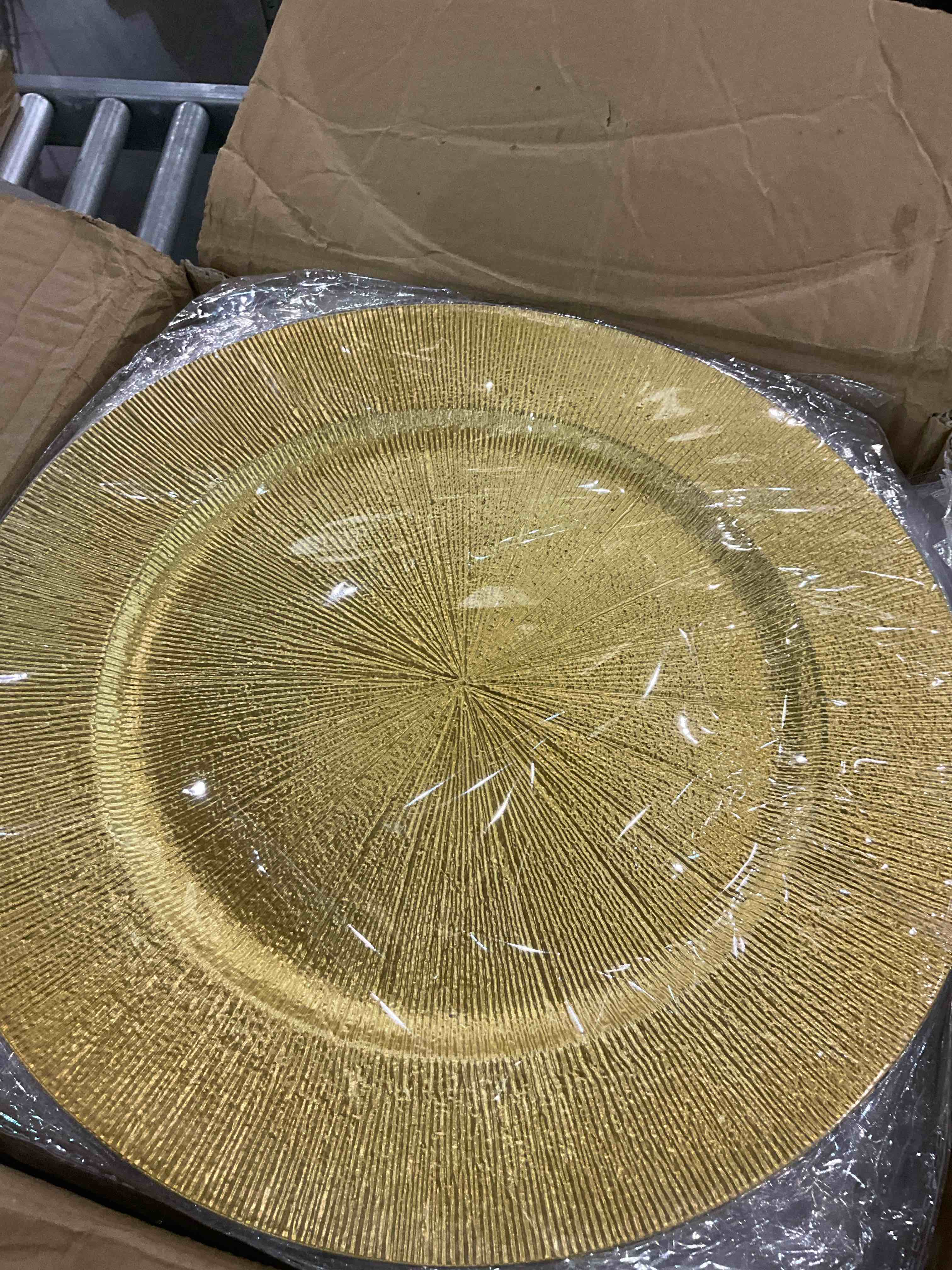 Tanlade 100 Pcs Charger Plates Bulk, 13 Inch Round Charger Plates Plastic Wedding Dinner Elegant Reusable Chargers Plates for Table Setting Wedding Party Event Tabletop Setting Decor (Glitter Gold)