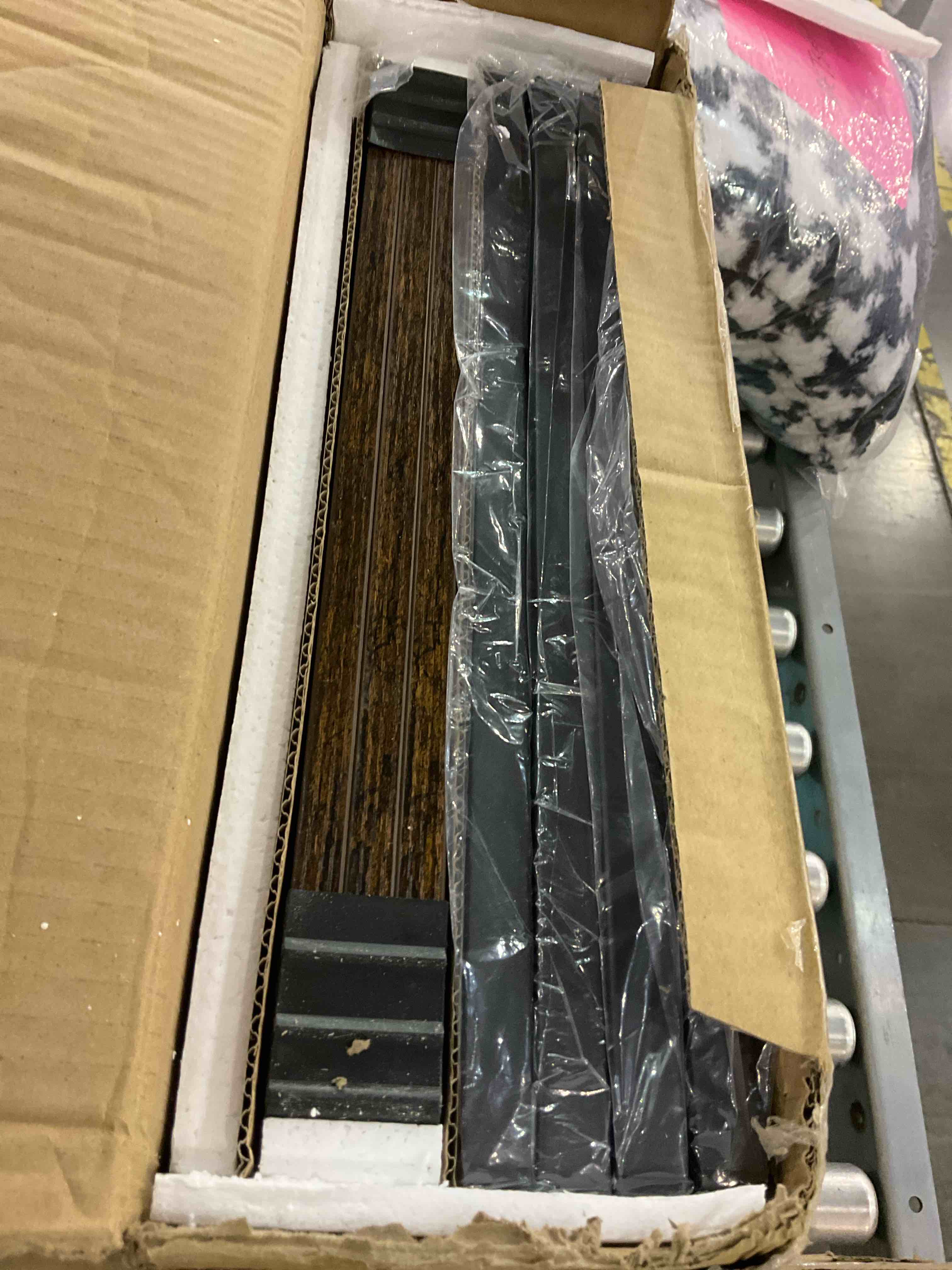 https://s3.amazonaws.com/lotting-images-prod/BargainHunt/EXS01228244_1710415803955.jpeg