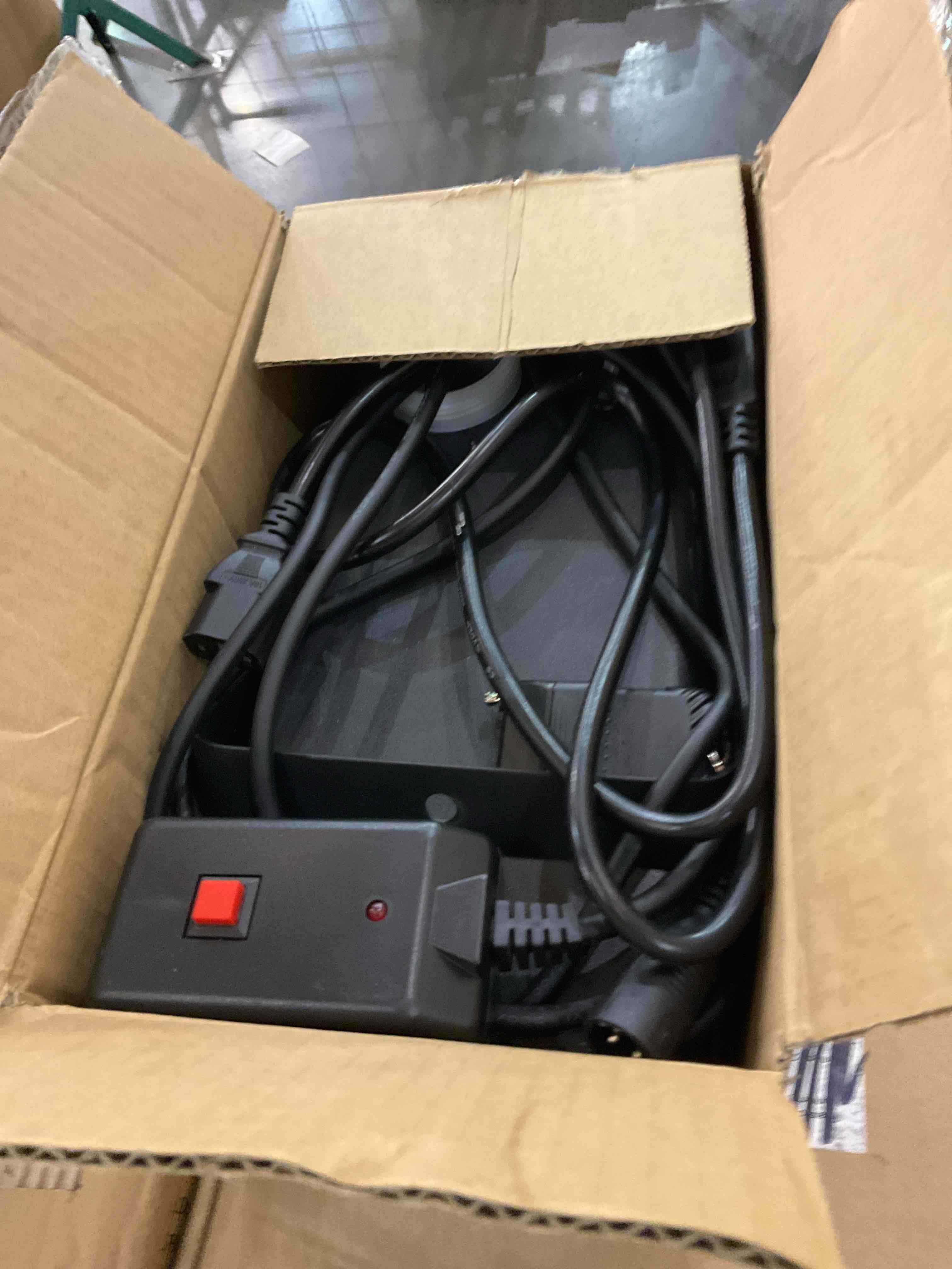 https://s3.amazonaws.com/lotting-images-prod/BargainHunt/EXS01228458_1710771527579.jpeg