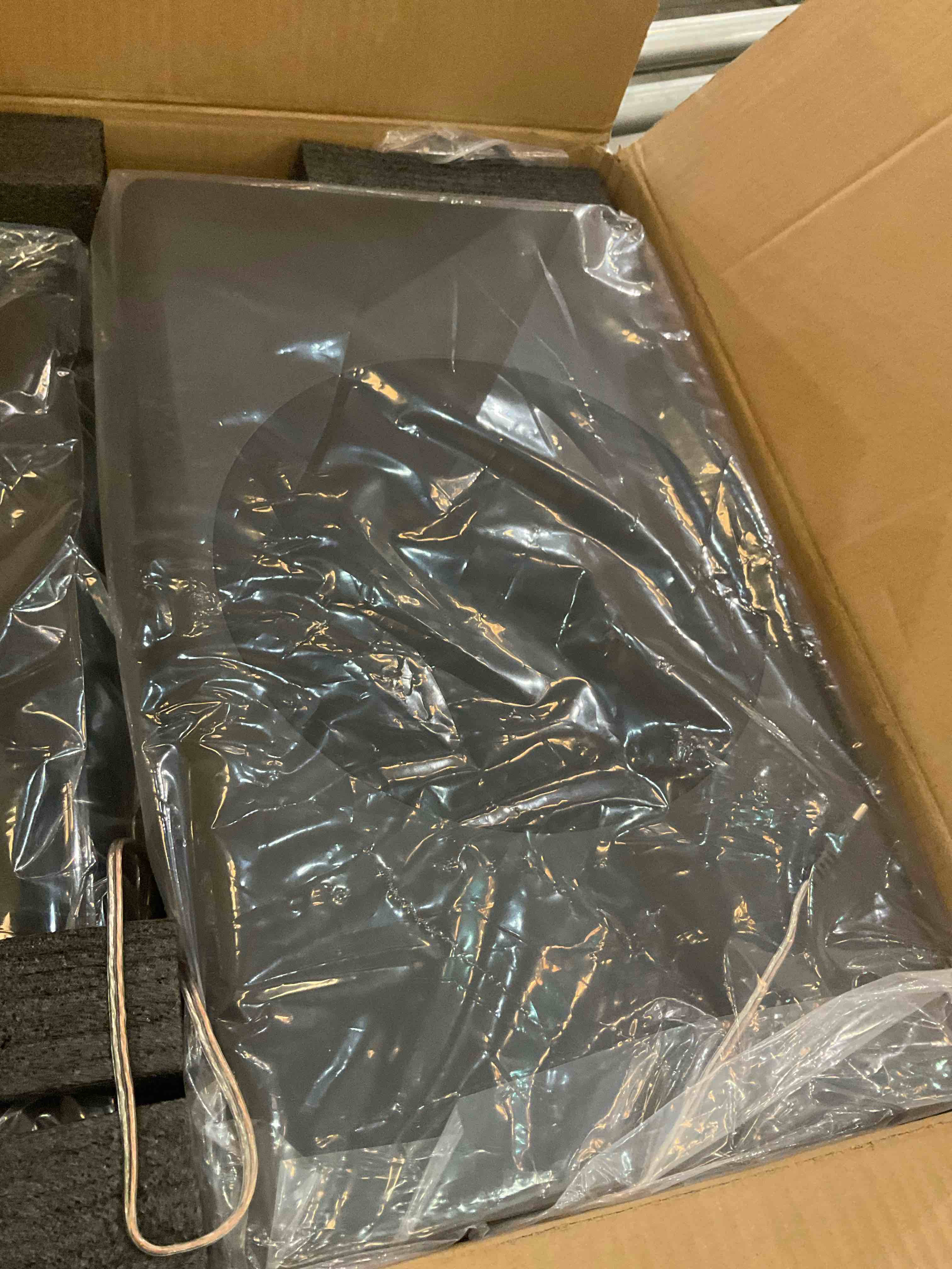 https://s3.amazonaws.com/lotting-images-prod/BargainHunt/EXS01228739_1710949675710.jpeg