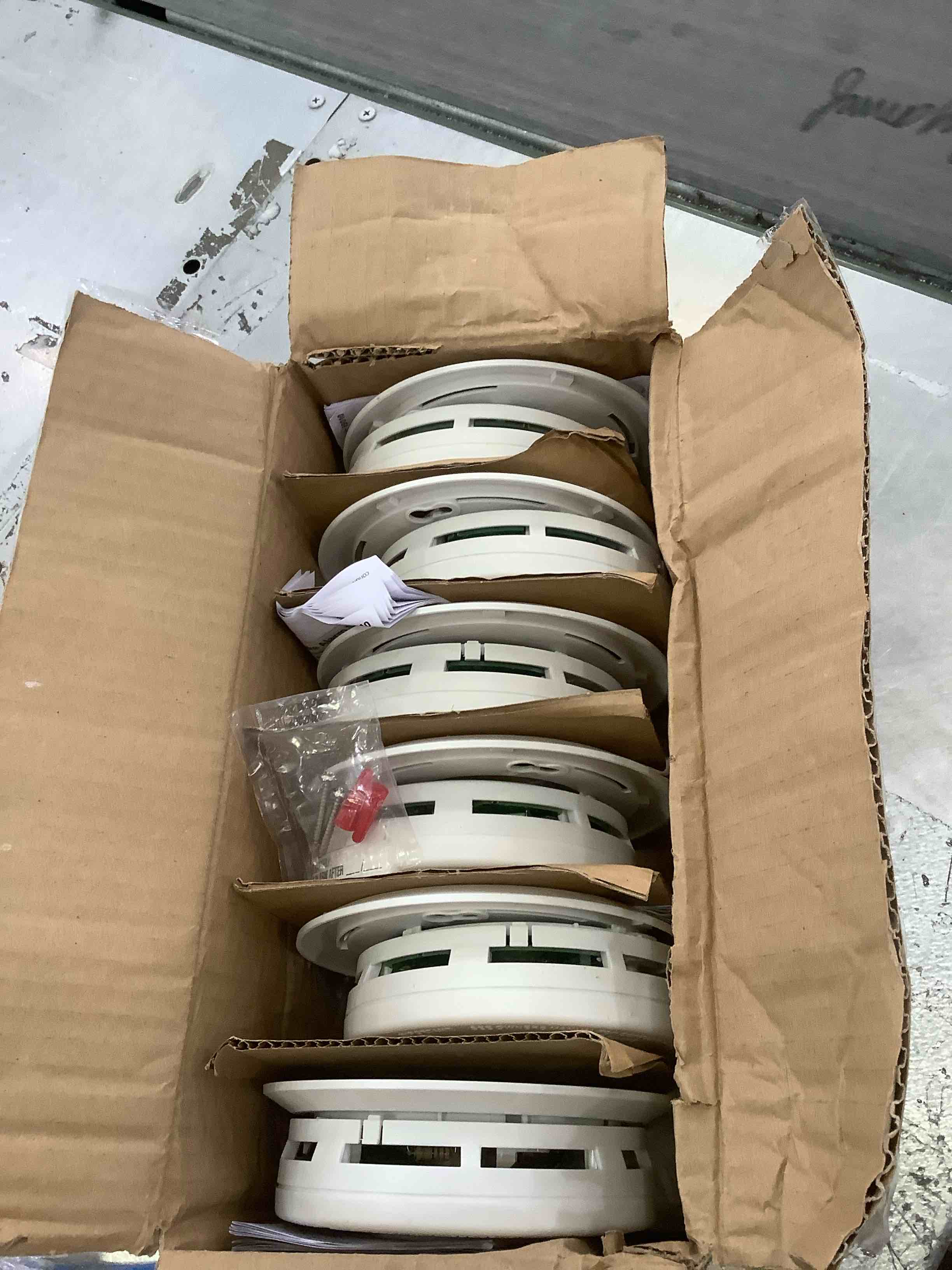 https://s3.amazonaws.com/lotting-images-prod/BargainHunt/EXS01229561_1711564944657.jpeg
