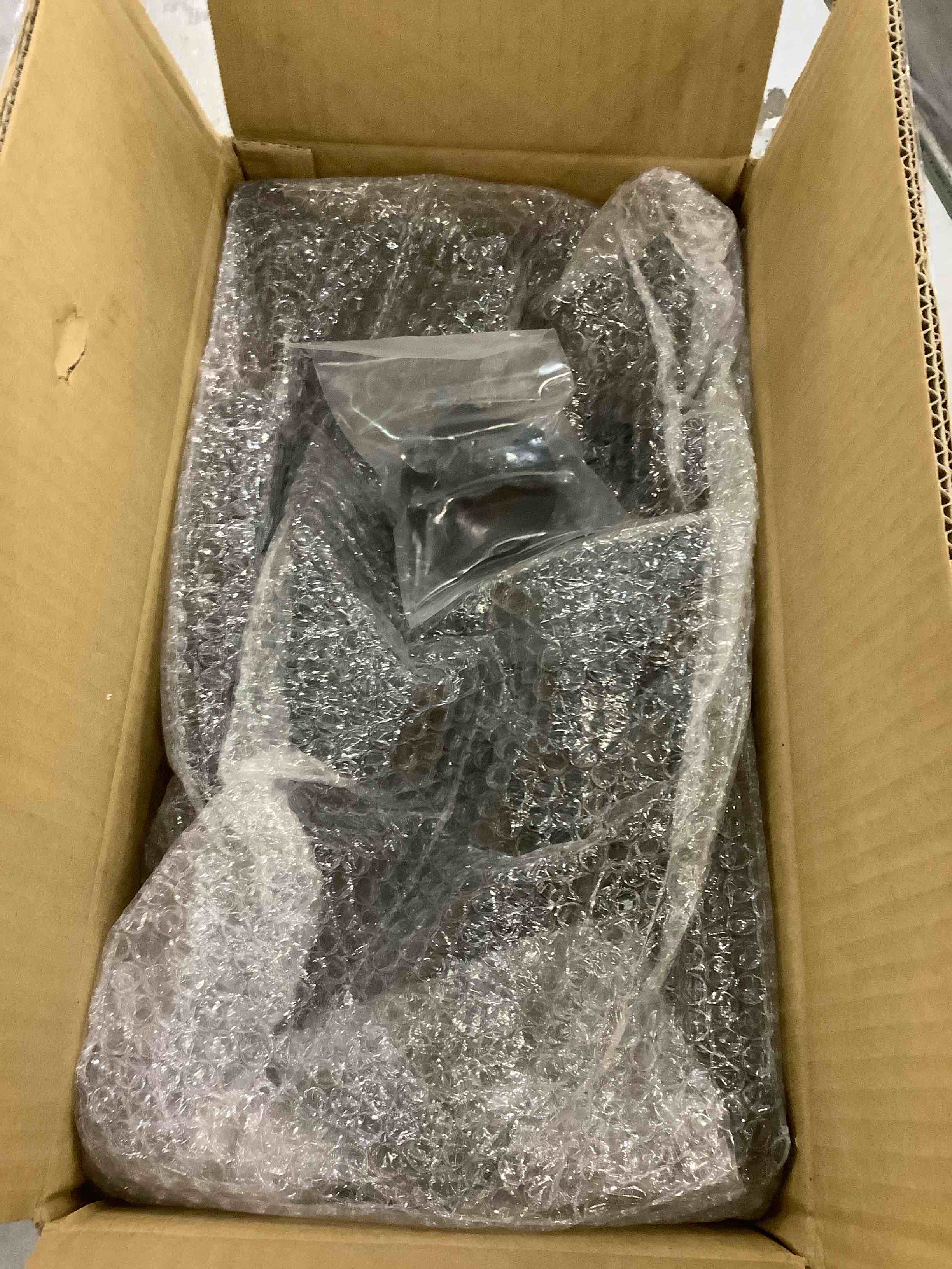 https://s3.amazonaws.com/lotting-images-prod/BargainHunt/EXS01229627_1711629378298.jpeg