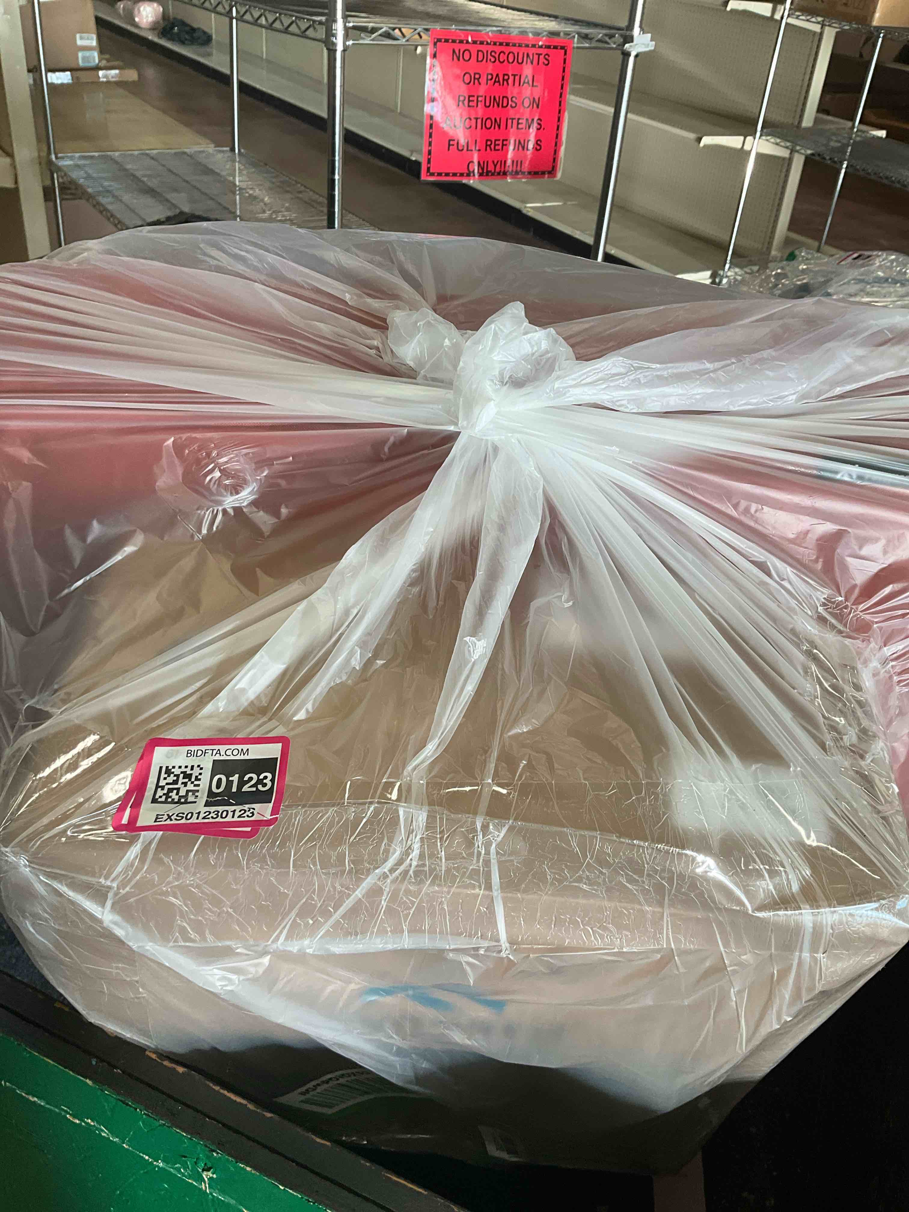 https://s3.amazonaws.com/lotting-images-prod/BargainHunt/EXS01230123_1718237391119.jpeg