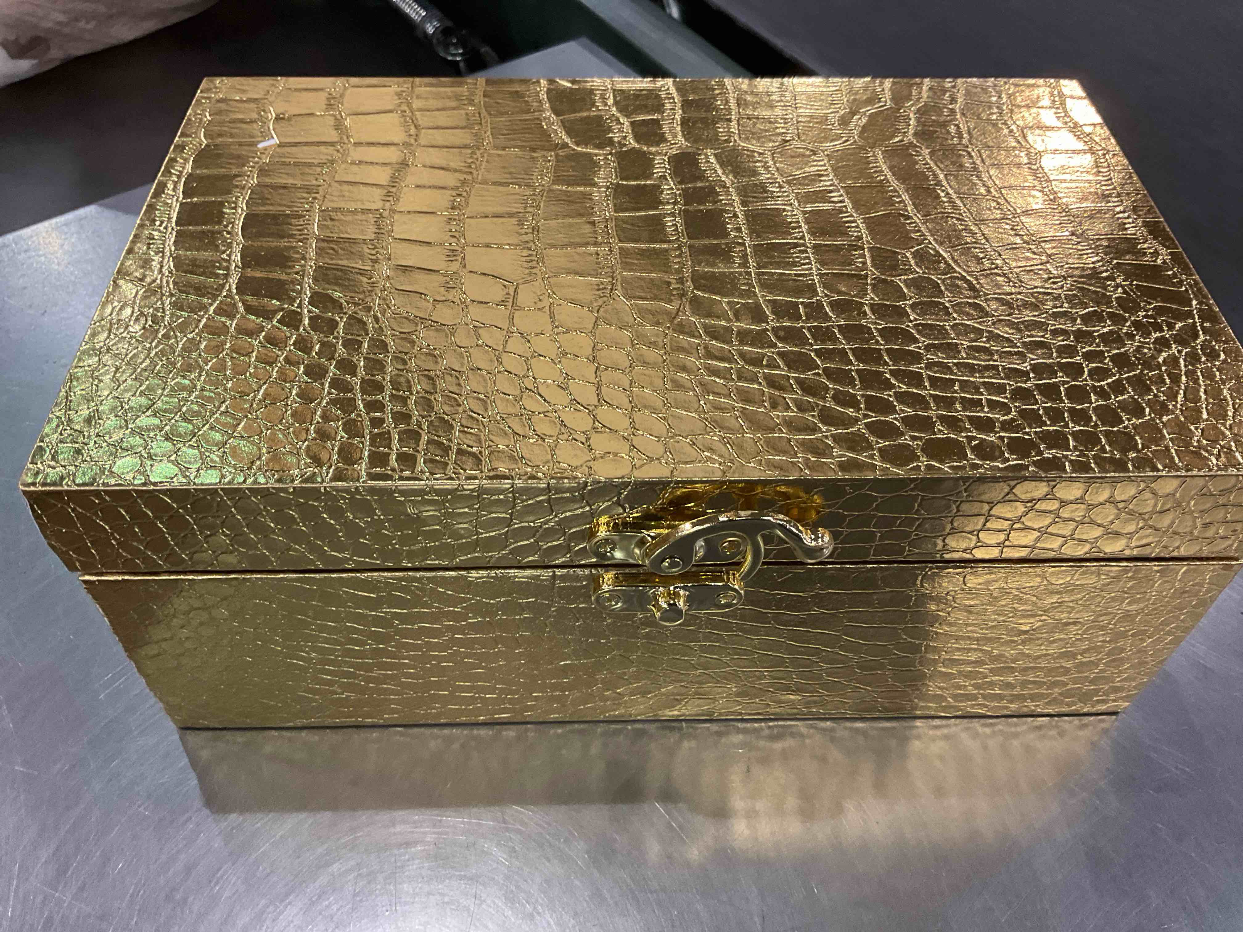 https://s3.amazonaws.com/lotting-images-prod/BargainHunt/EXS01231432_1713360894286.jpeg