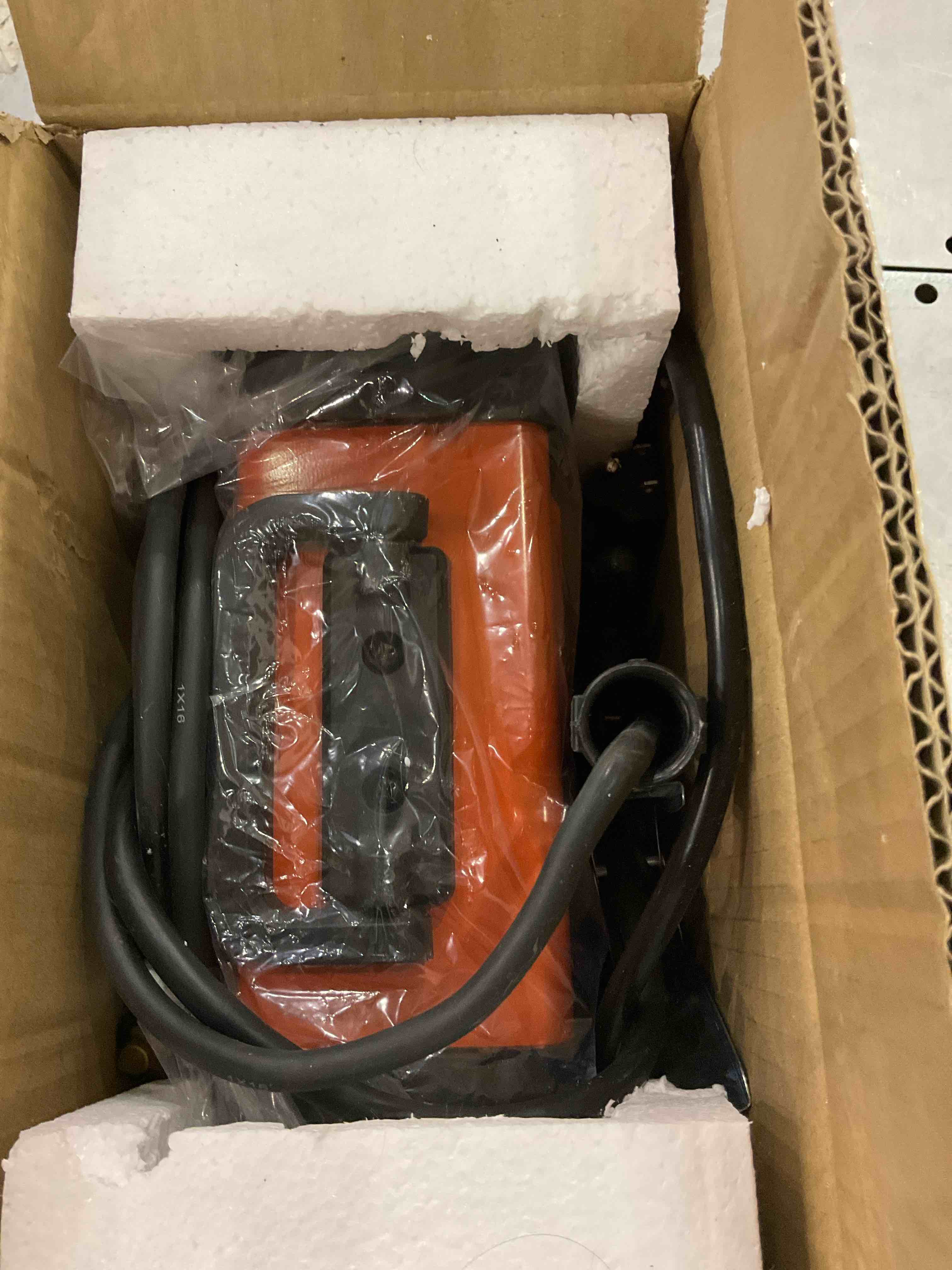 https://s3.amazonaws.com/lotting-images-prod/BargainHunt/EXS01231750_1712663682816.jpeg