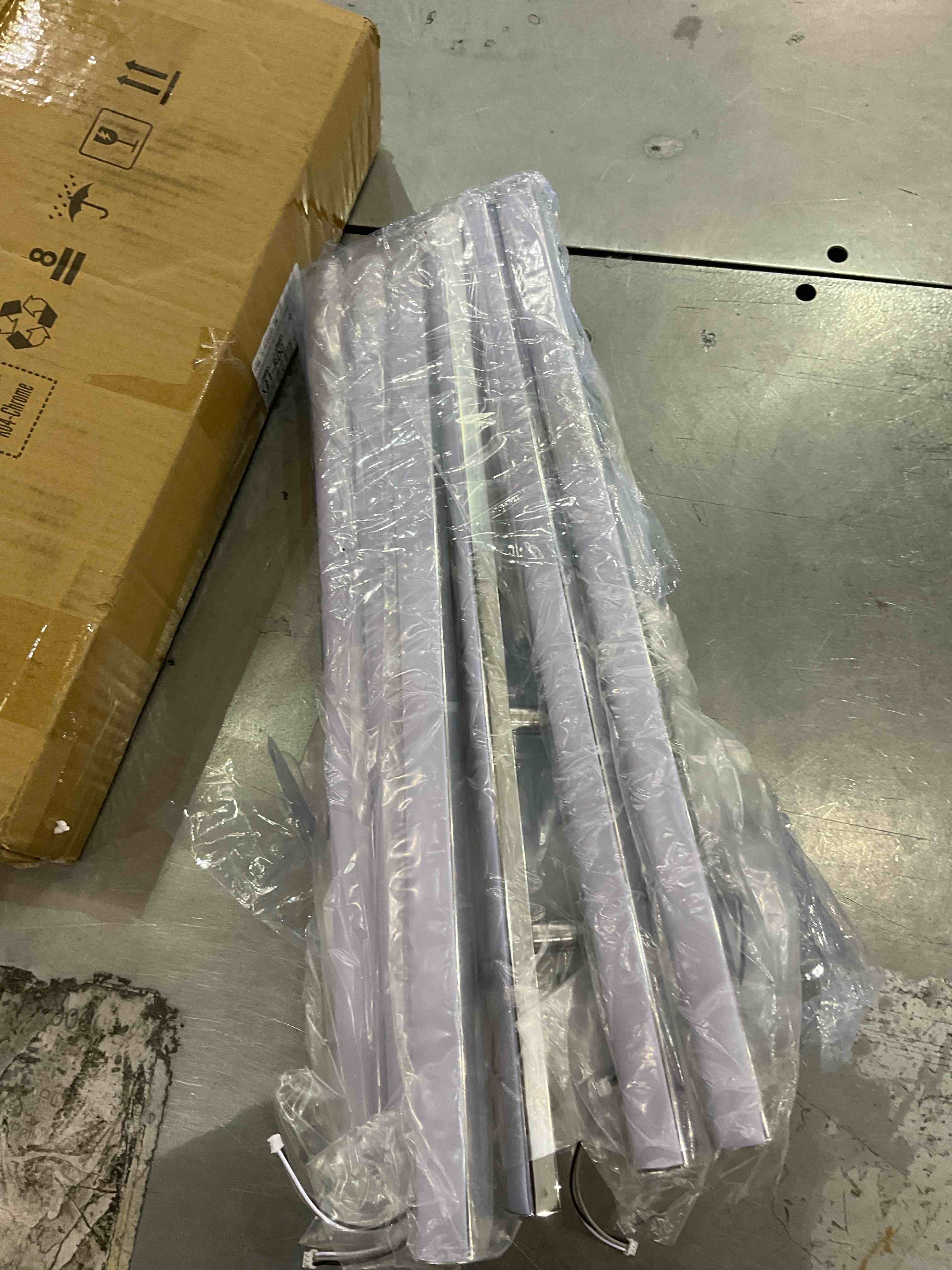 https://s3.amazonaws.com/lotting-images-prod/BargainHunt/EXS01231828_1712681679904.jpeg