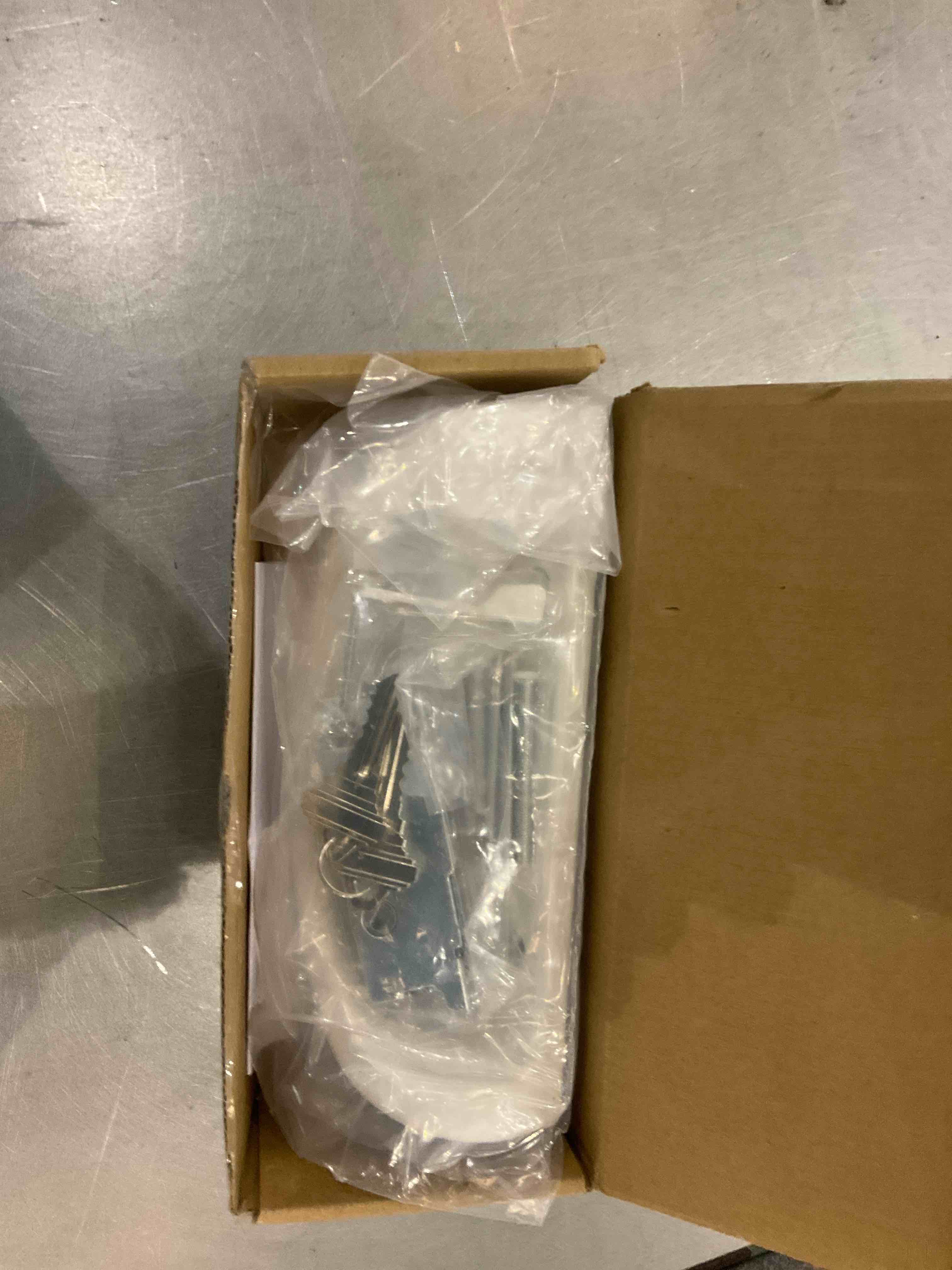 https://s3.amazonaws.com/lotting-images-prod/BargainHunt/EXS01232361_1712687240092.jpeg