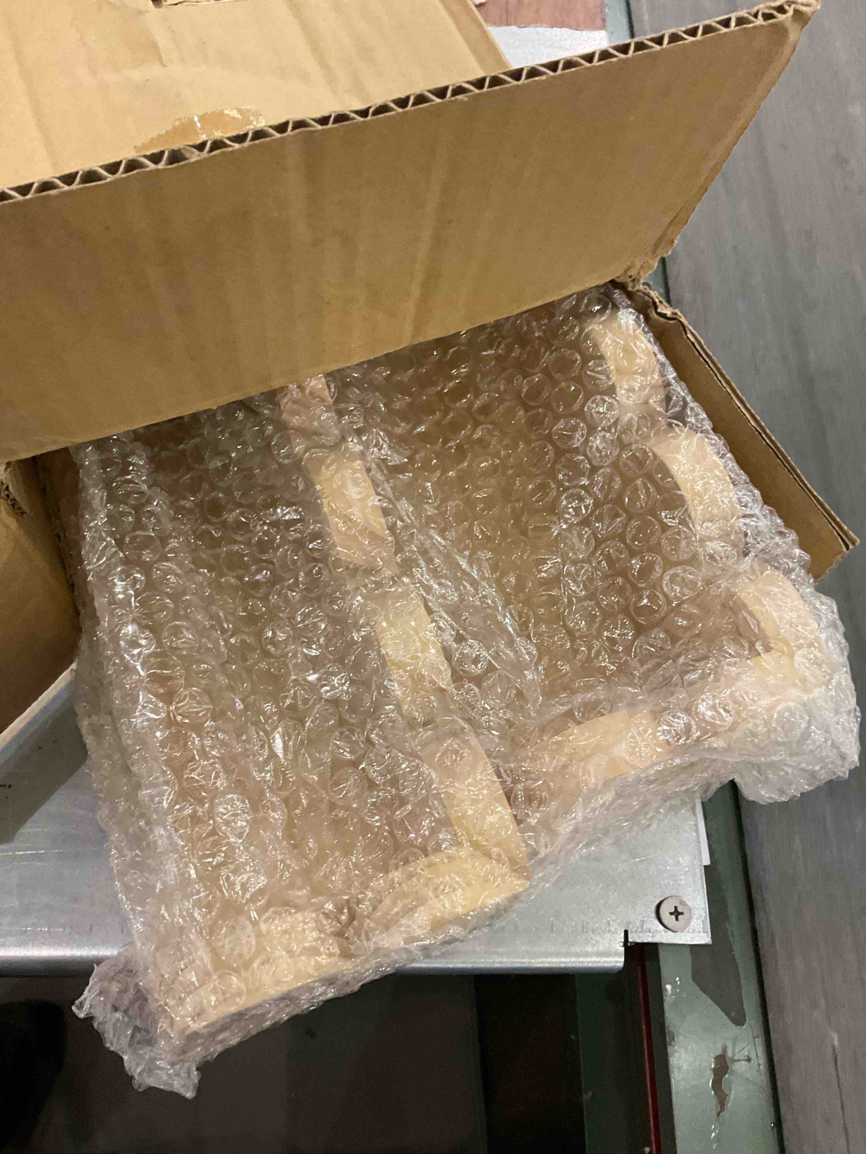 https://s3.amazonaws.com/lotting-images-prod/BargainHunt/EXS01232489_1712763095714.jpeg