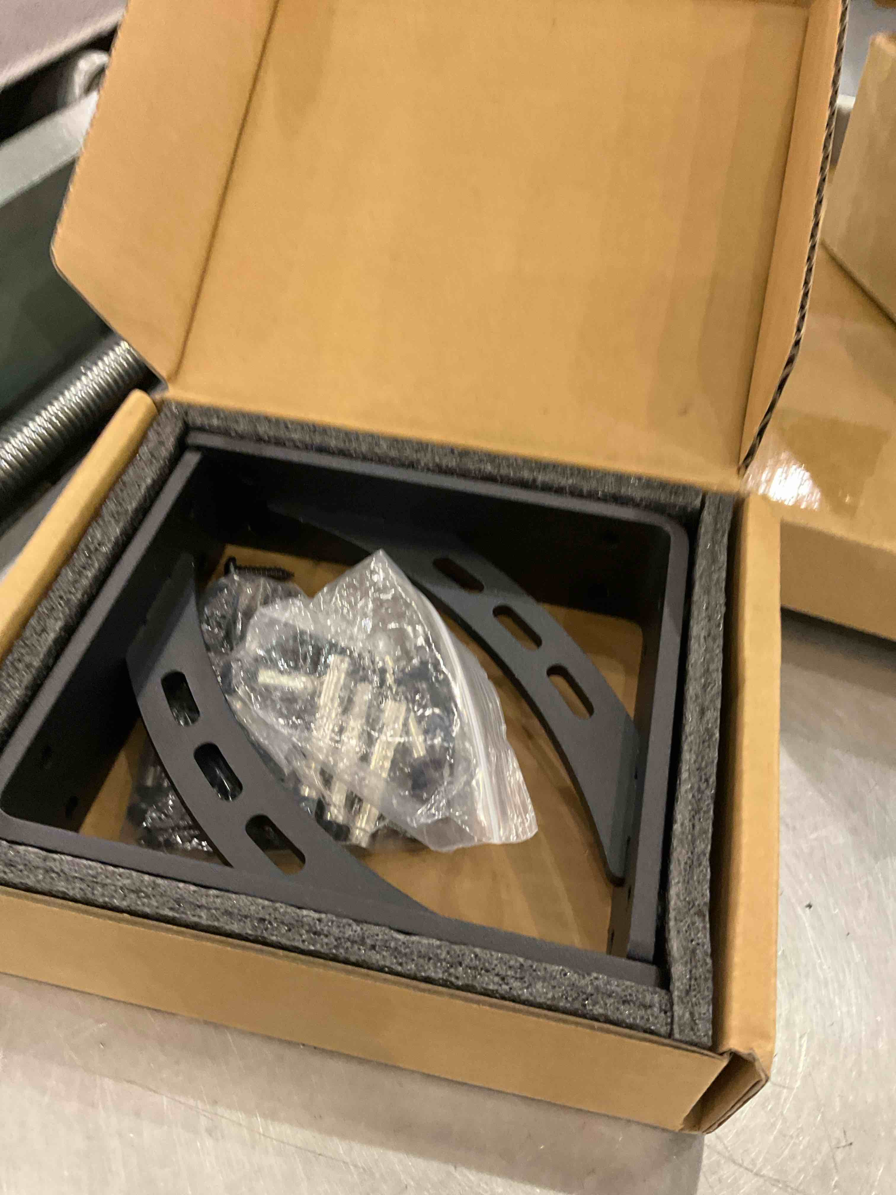 https://s3.amazonaws.com/lotting-images-prod/BargainHunt/EXS01238795_1716899361613.jpeg