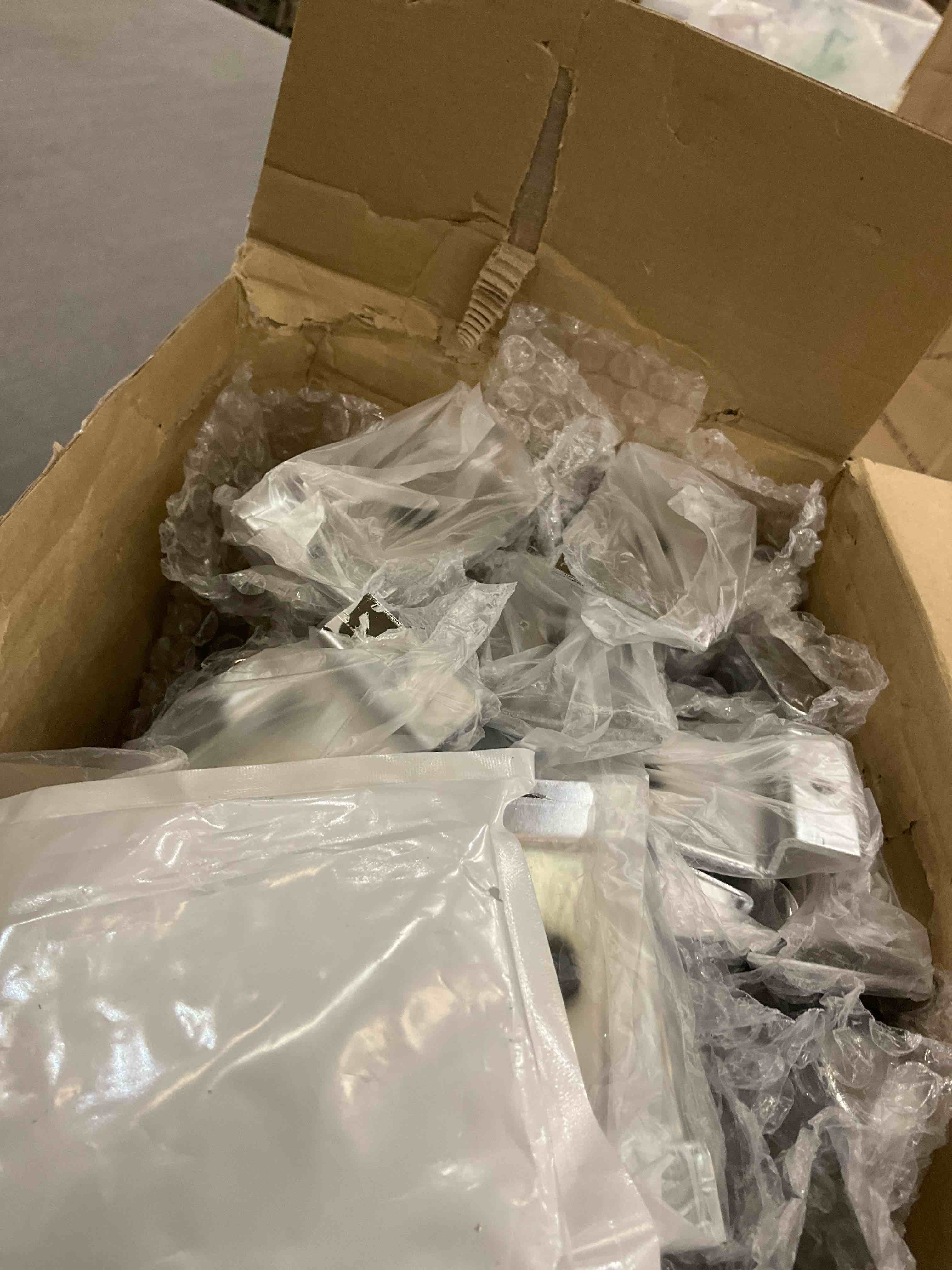 https://s3.amazonaws.com/lotting-images-prod/BargainHunt/EXS01238878_1716909525707.jpeg