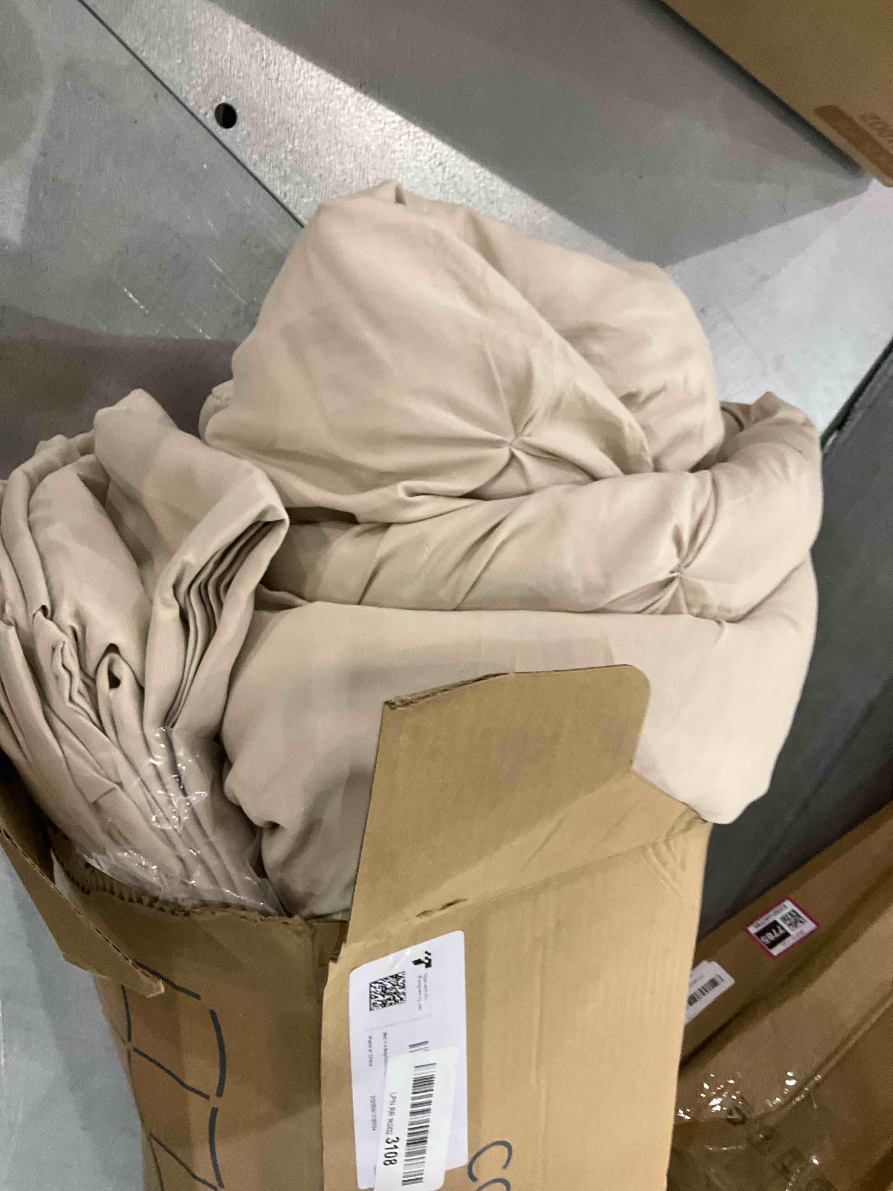 https://s3.amazonaws.com/lotting-images-prod/BargainHunt/EXS01240377_1709904468433.jpeg