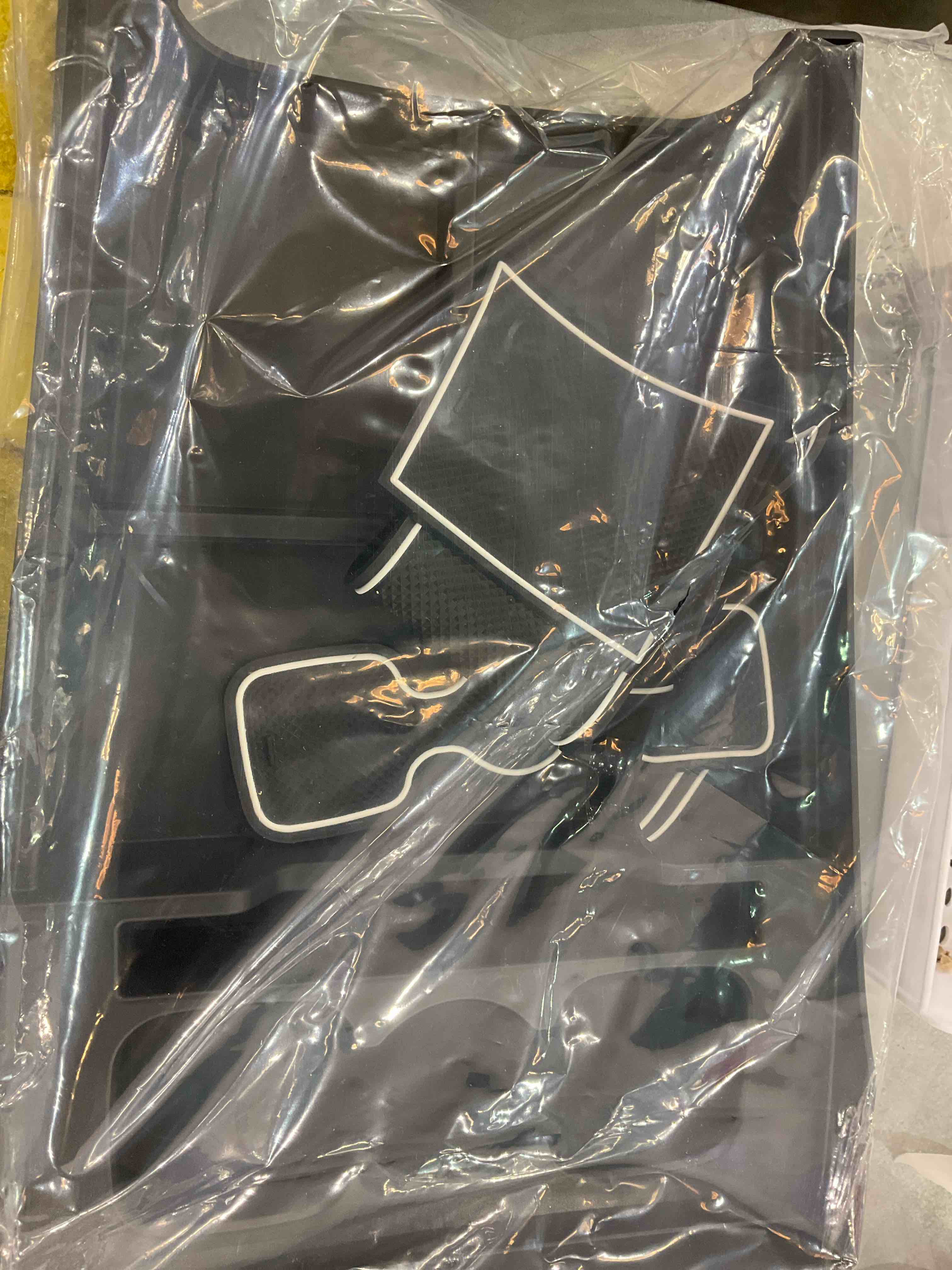 https://s3.amazonaws.com/lotting-images-prod/BargainHunt/EXS01241565_1710949441168.jpeg