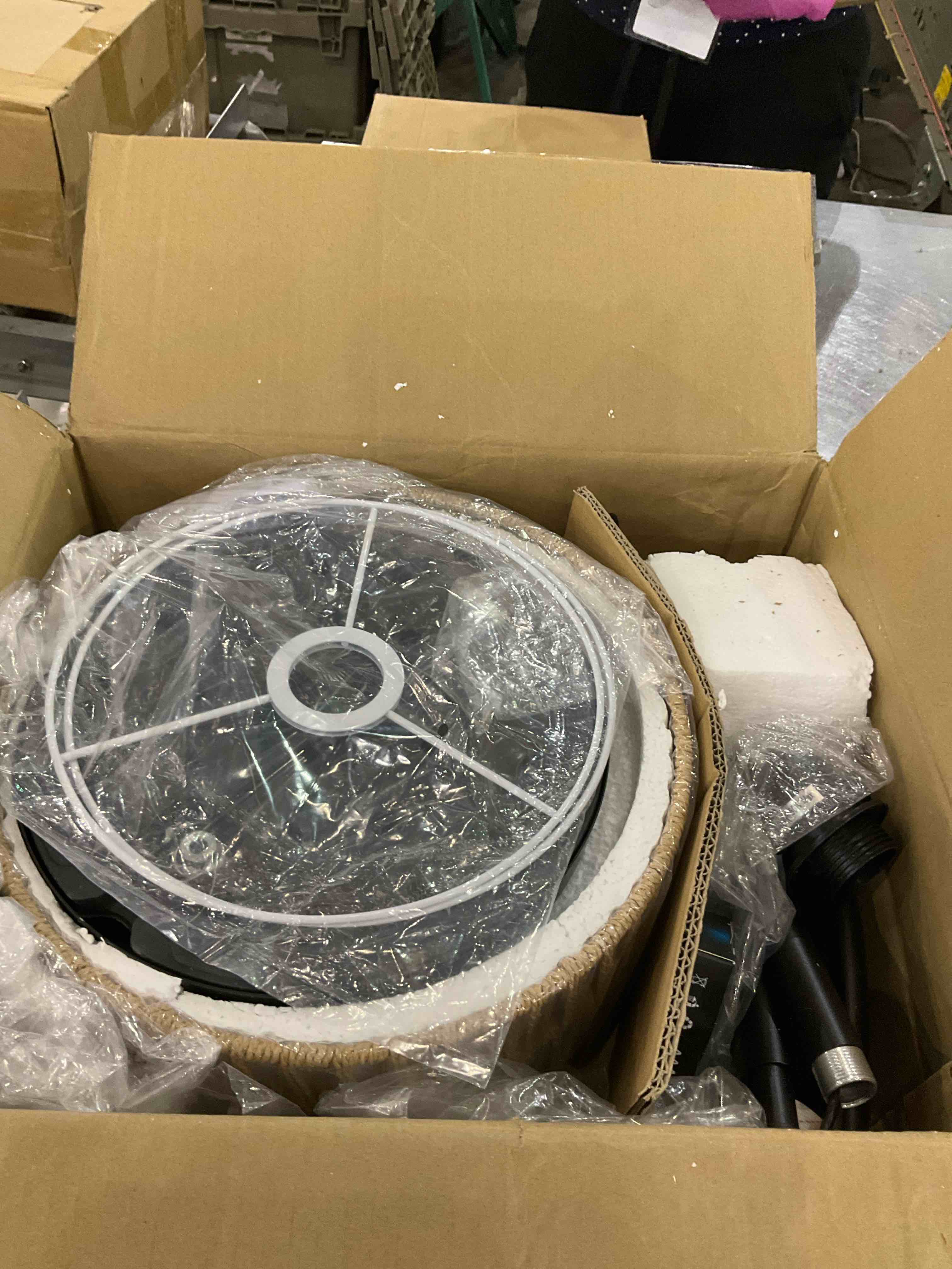 https://s3.amazonaws.com/lotting-images-prod/BargainHunt/EXS01243511_1709754558766.jpeg