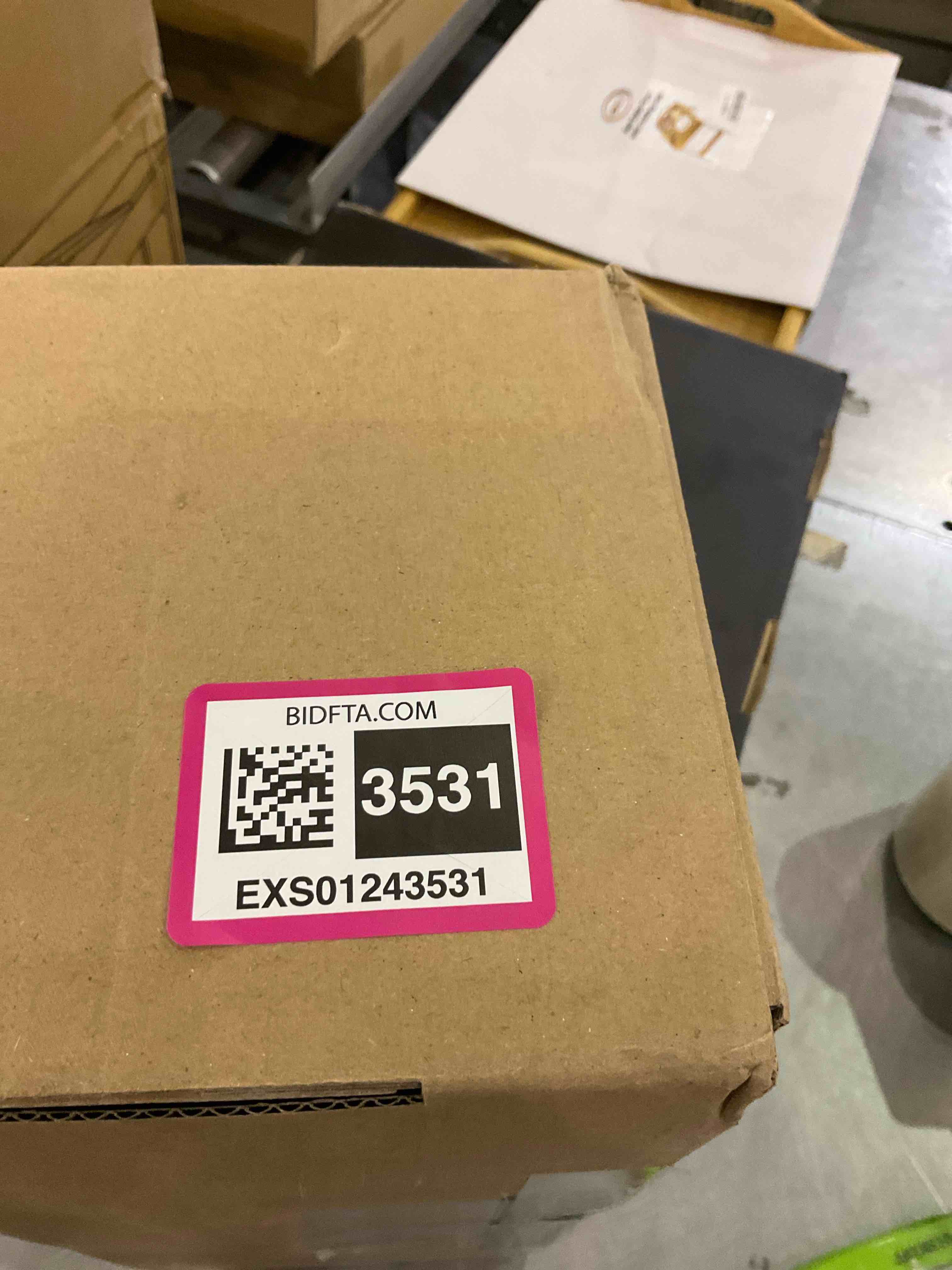 https://s3.amazonaws.com/lotting-images-prod/BargainHunt/EXS01243531_1709813436139.jpeg