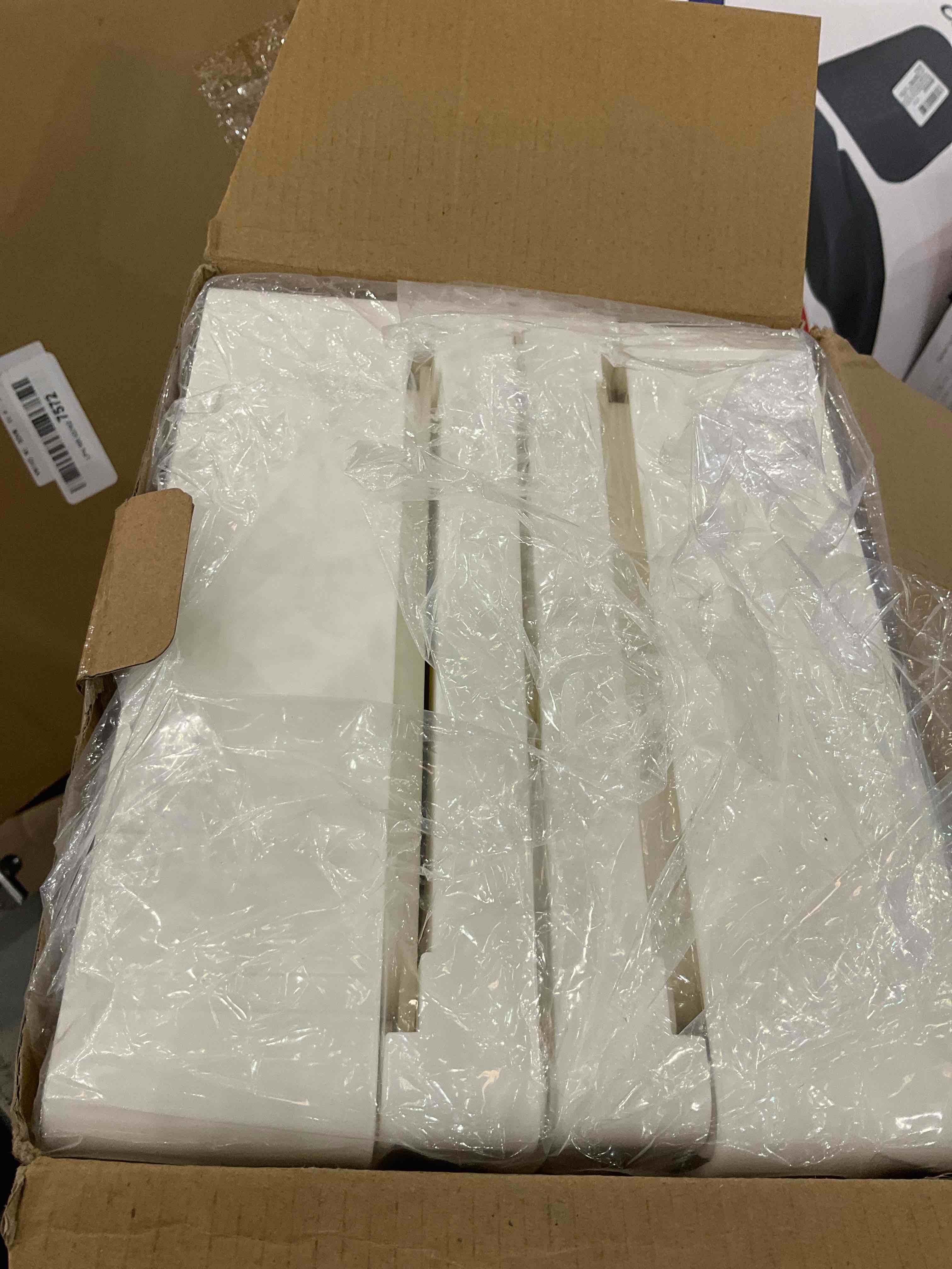 https://s3.amazonaws.com/lotting-images-prod/BargainHunt/EXS01243814_1709921932774.jpeg