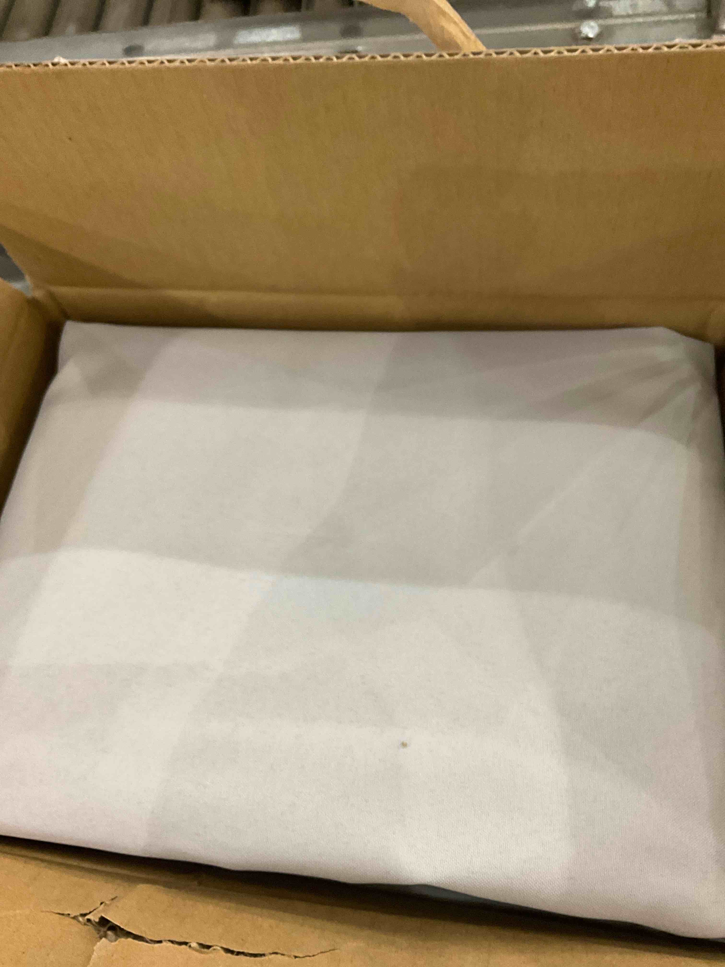 https://s3.amazonaws.com/lotting-images-prod/BargainHunt/EXS01247230_1713362254632.jpeg