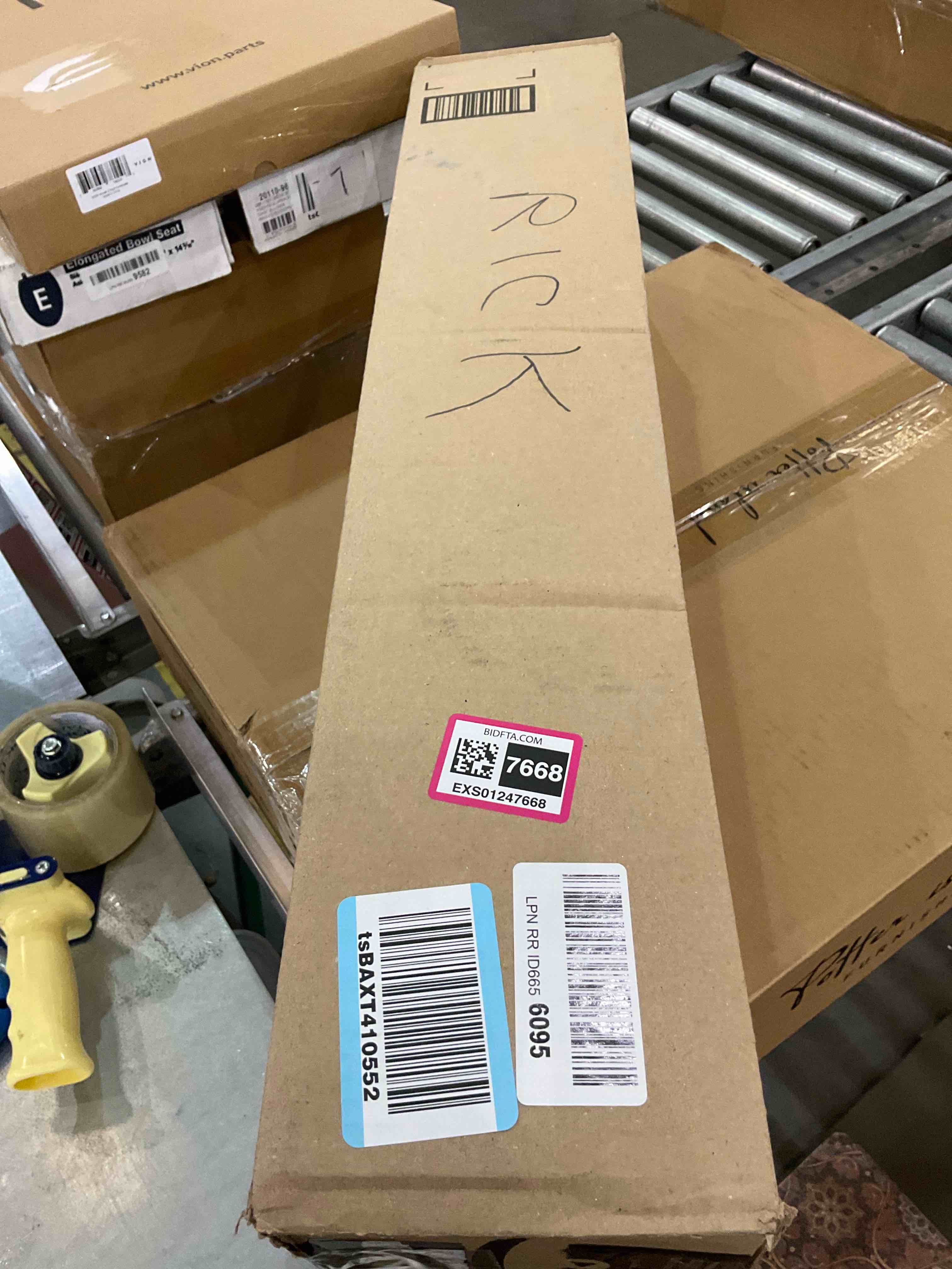 https://s3.amazonaws.com/lotting-images-prod/BargainHunt/EXS01247668_1709823517235.jpeg
