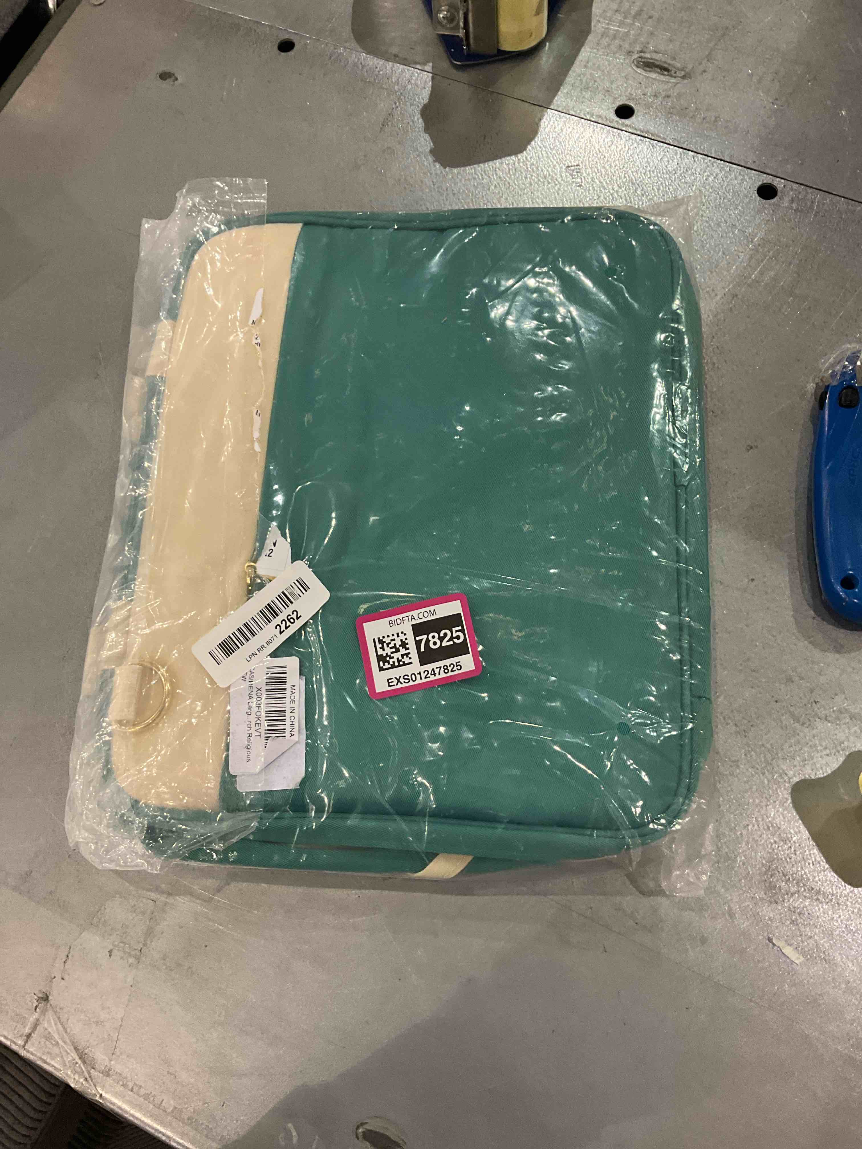 https://s3.amazonaws.com/lotting-images-prod/BargainHunt/EXS01247825_1709910979928.jpeg