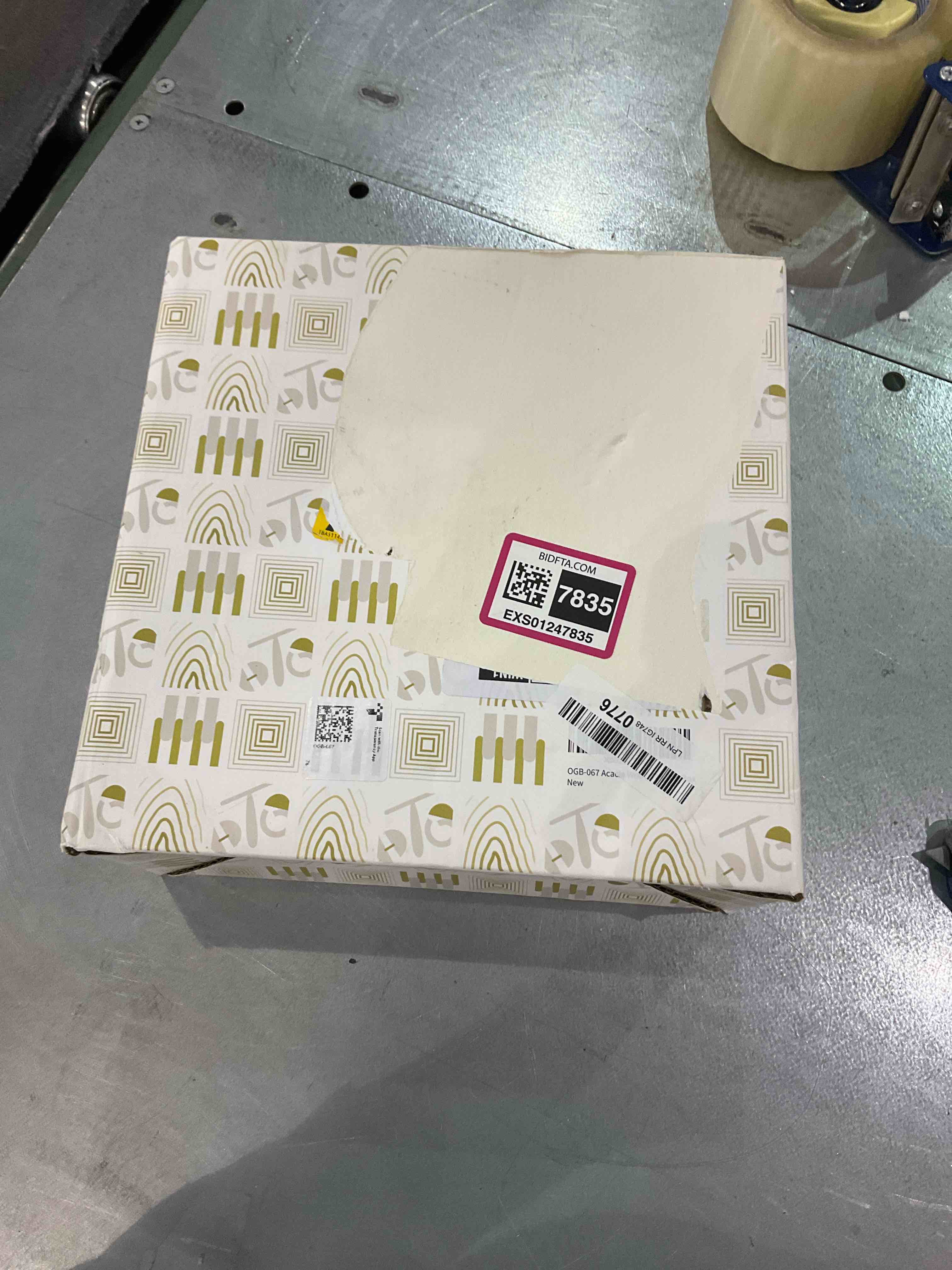 https://s3.amazonaws.com/lotting-images-prod/BargainHunt/EXS01247835_1709911876384.jpeg