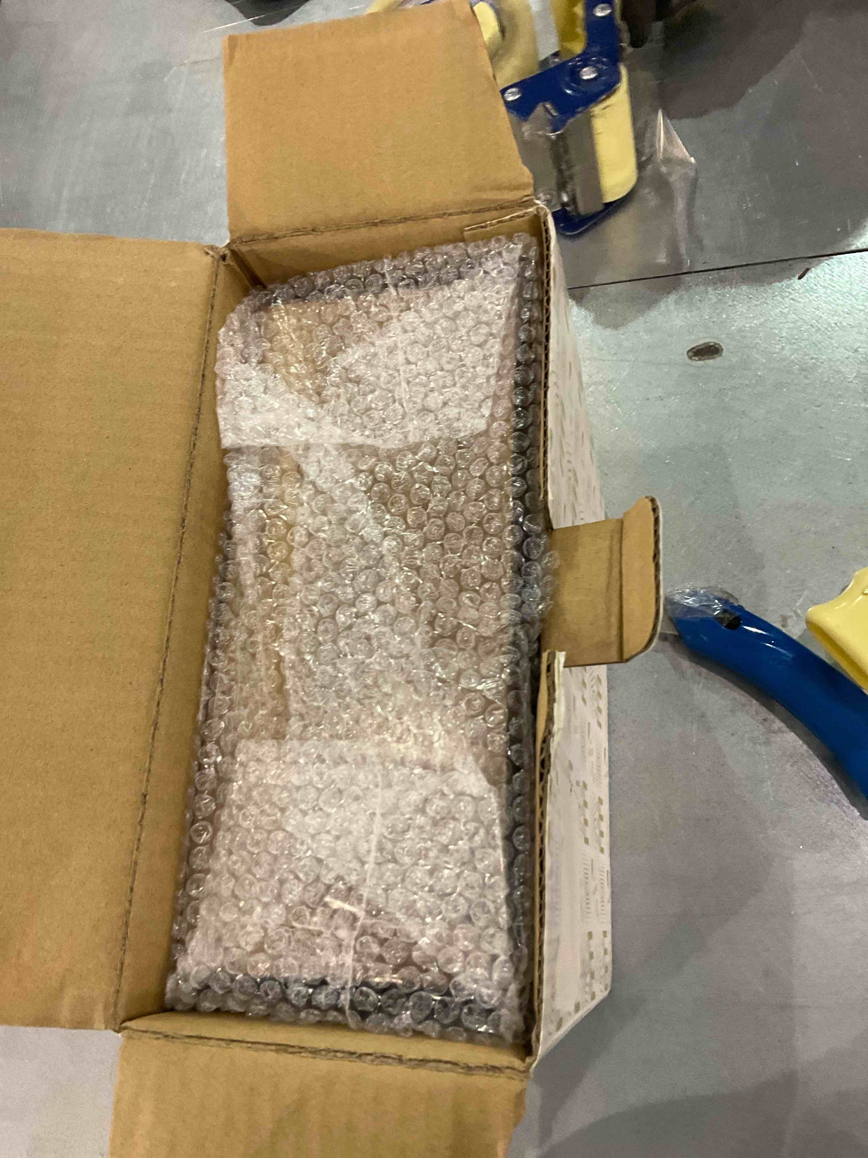 https://s3.amazonaws.com/lotting-images-prod/BargainHunt/EXS01247835_1709911901337.jpeg