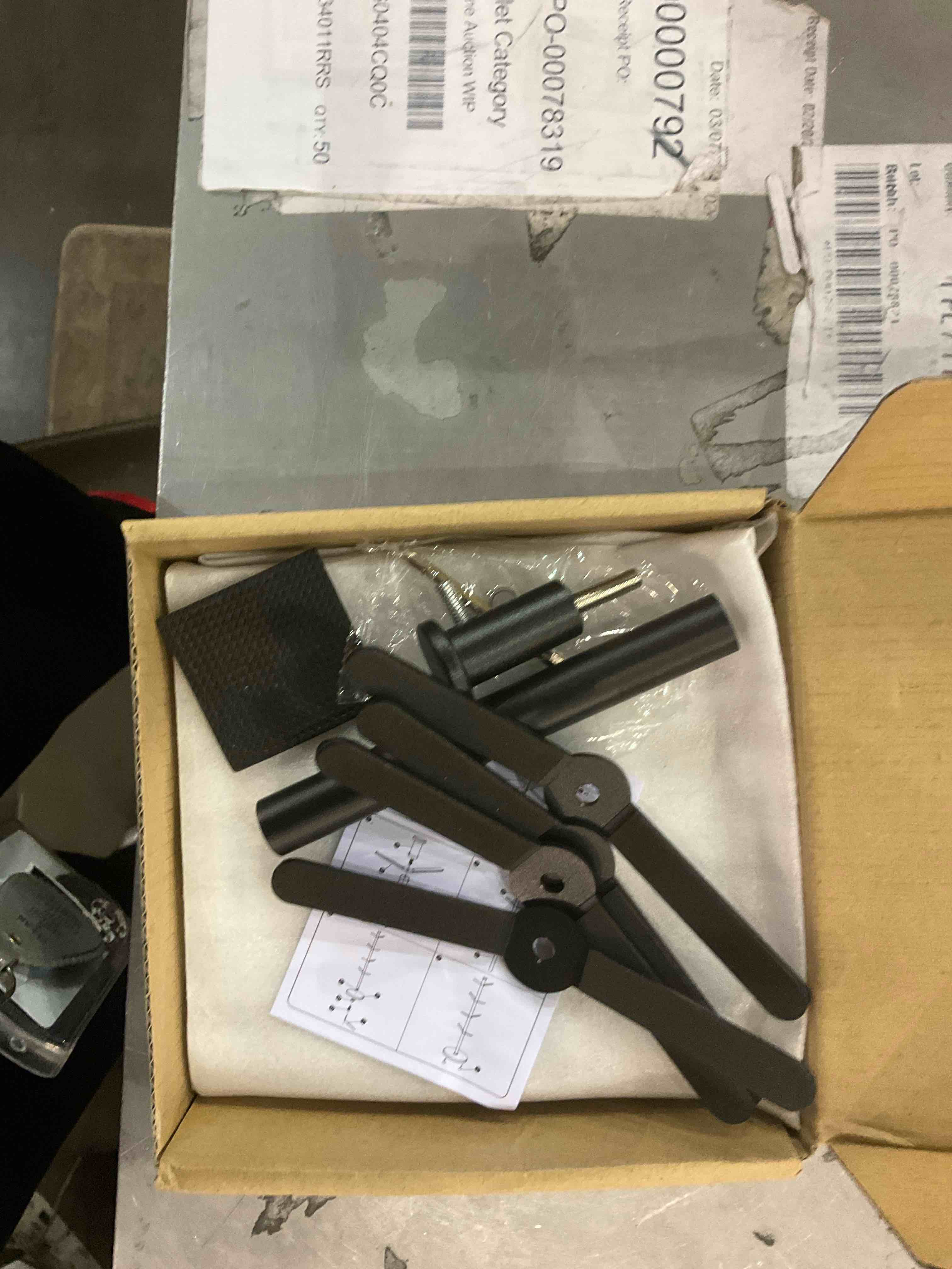https://s3.amazonaws.com/lotting-images-prod/BargainHunt/EXS01248397_1709904305301.jpeg