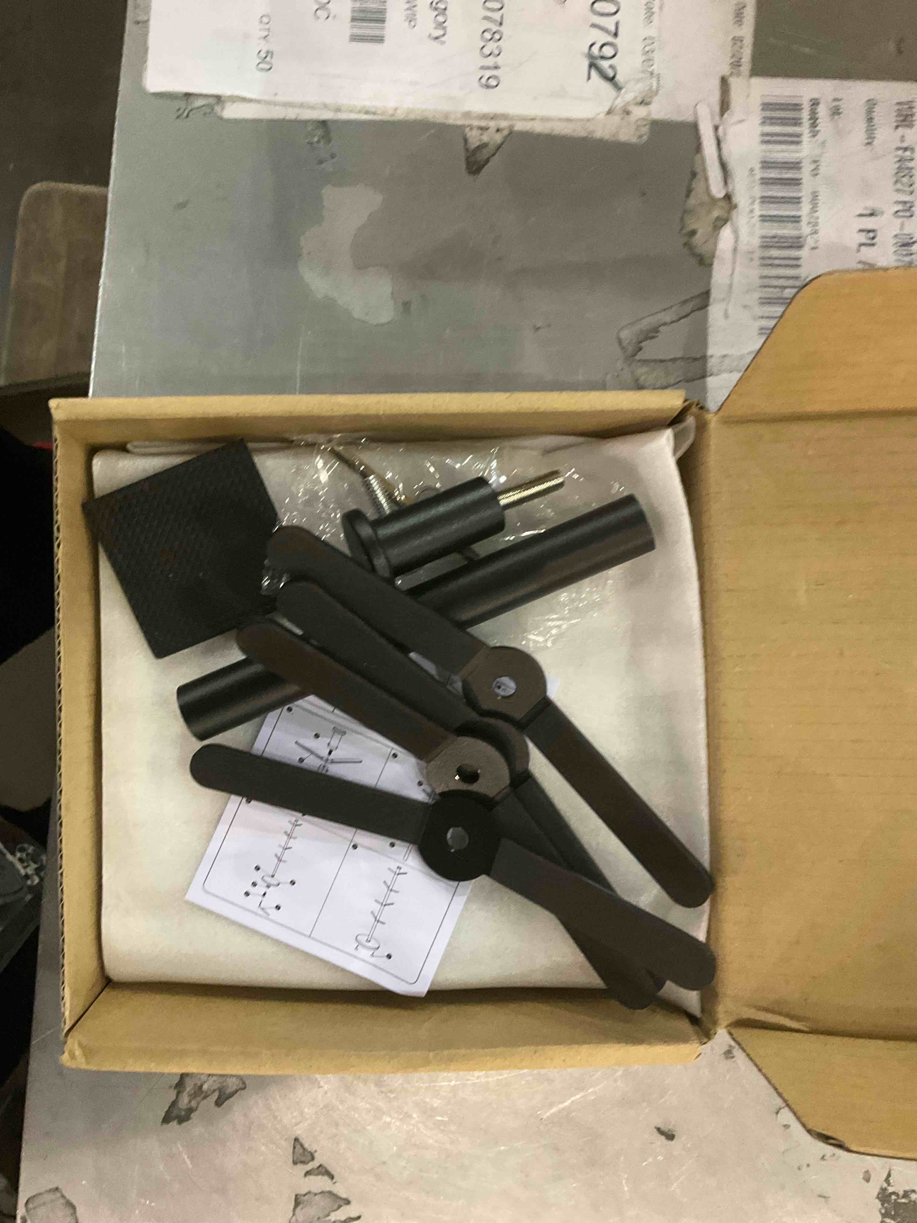 https://s3.amazonaws.com/lotting-images-prod/BargainHunt/EXS01248397_1709904307646.jpeg