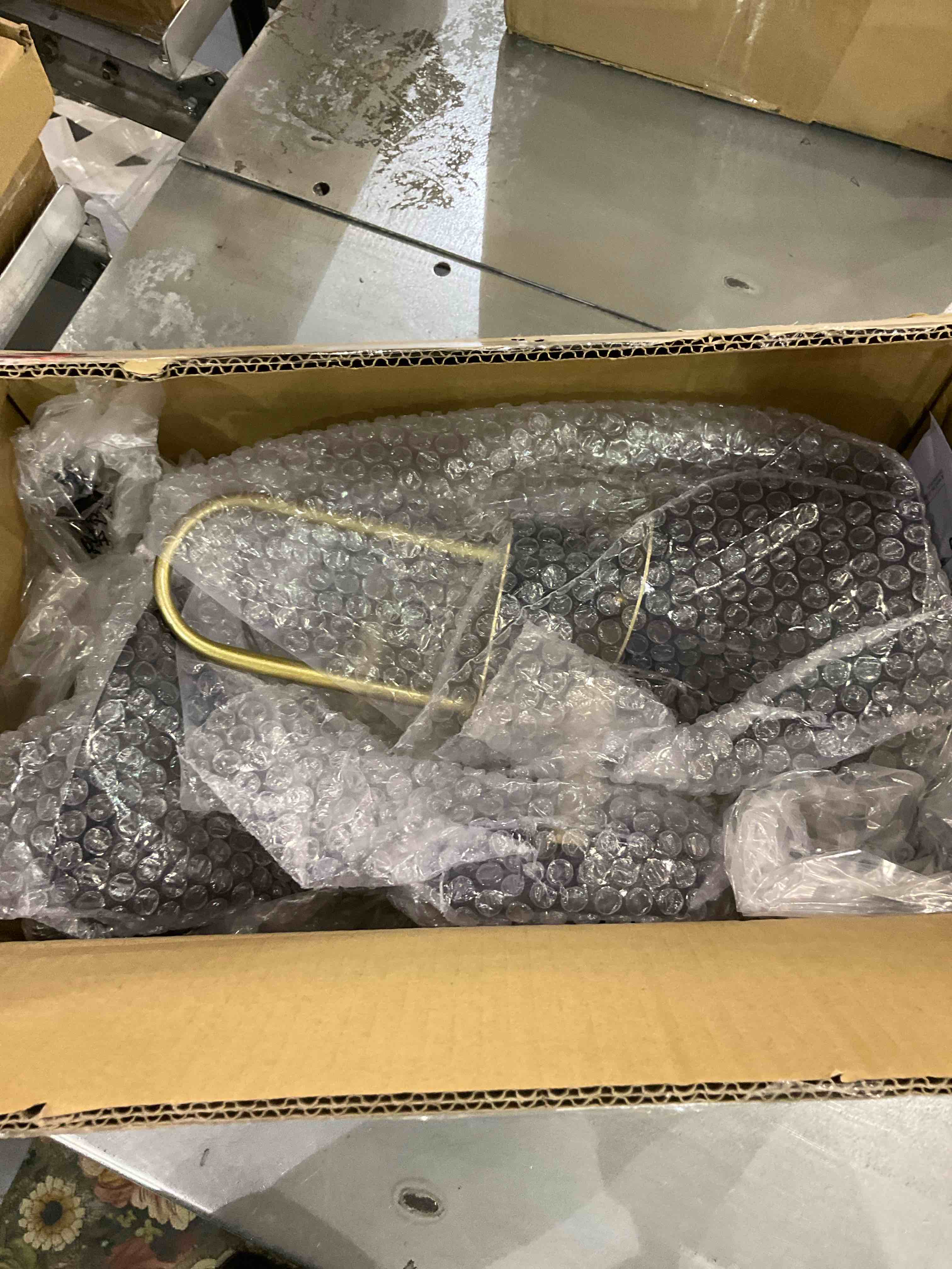 https://s3.amazonaws.com/lotting-images-prod/BargainHunt/EXS01248898_1709913687810.jpeg