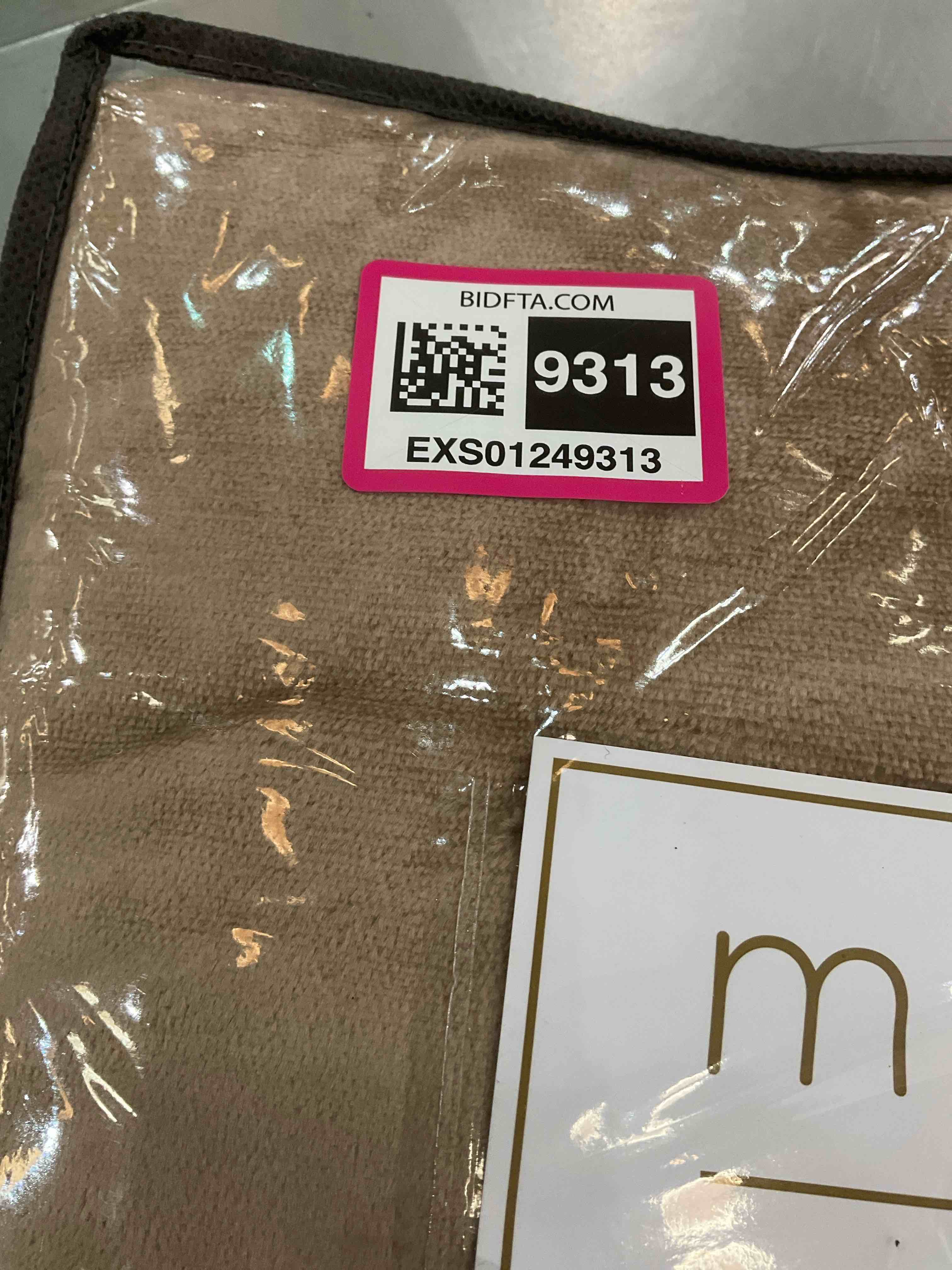 https://s3.amazonaws.com/lotting-images-prod/BargainHunt/EXS01249313_1710437184463.jpeg
