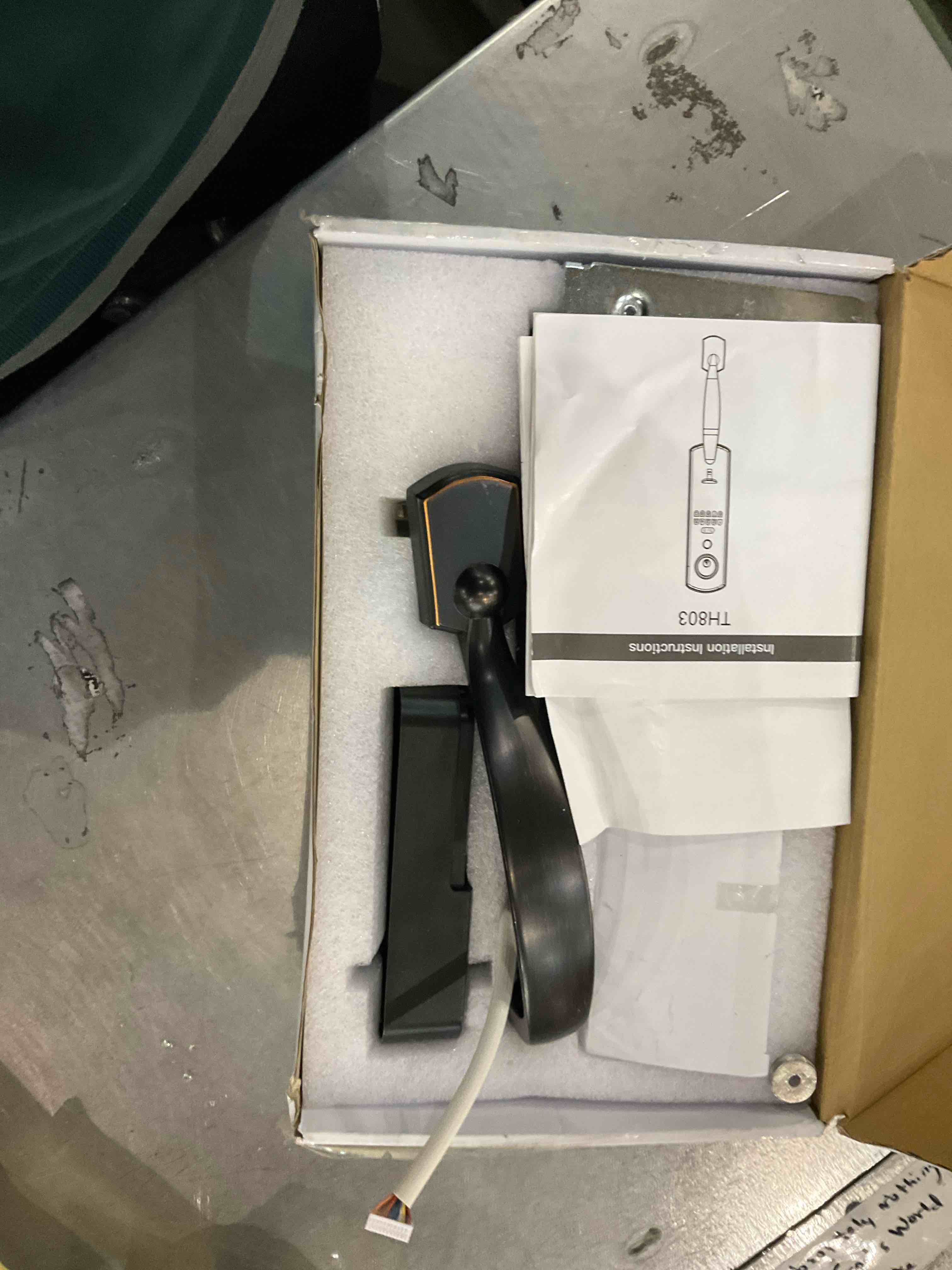https://s3.amazonaws.com/lotting-images-prod/BargainHunt/EXS01249717_1709815267894.jpeg