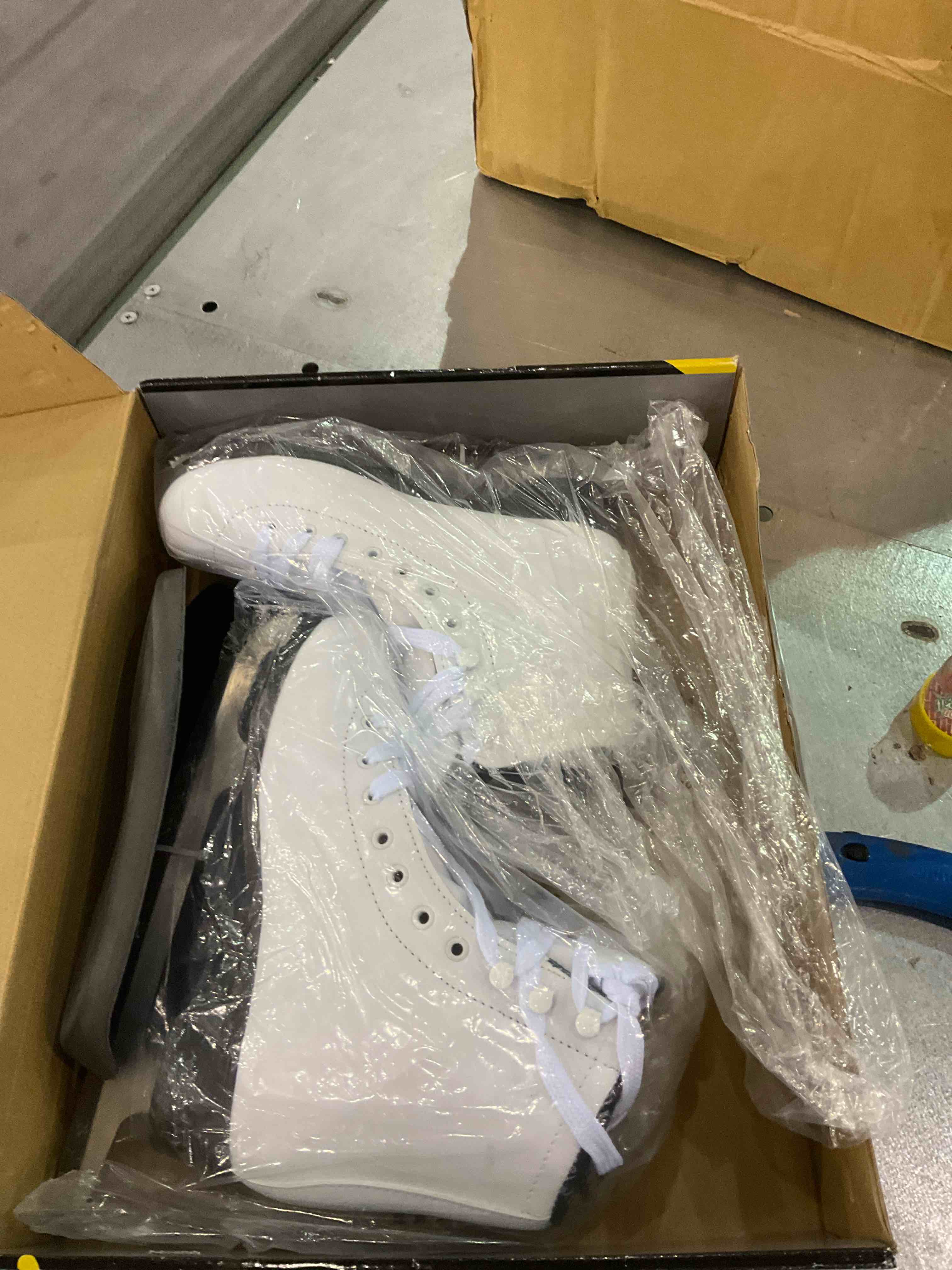 MammyGol Classic Ice Figure Skates for Womens/Misses/Girls Lace up with Stainless Steel Blade Light Support Ice Figure Skates in White Color