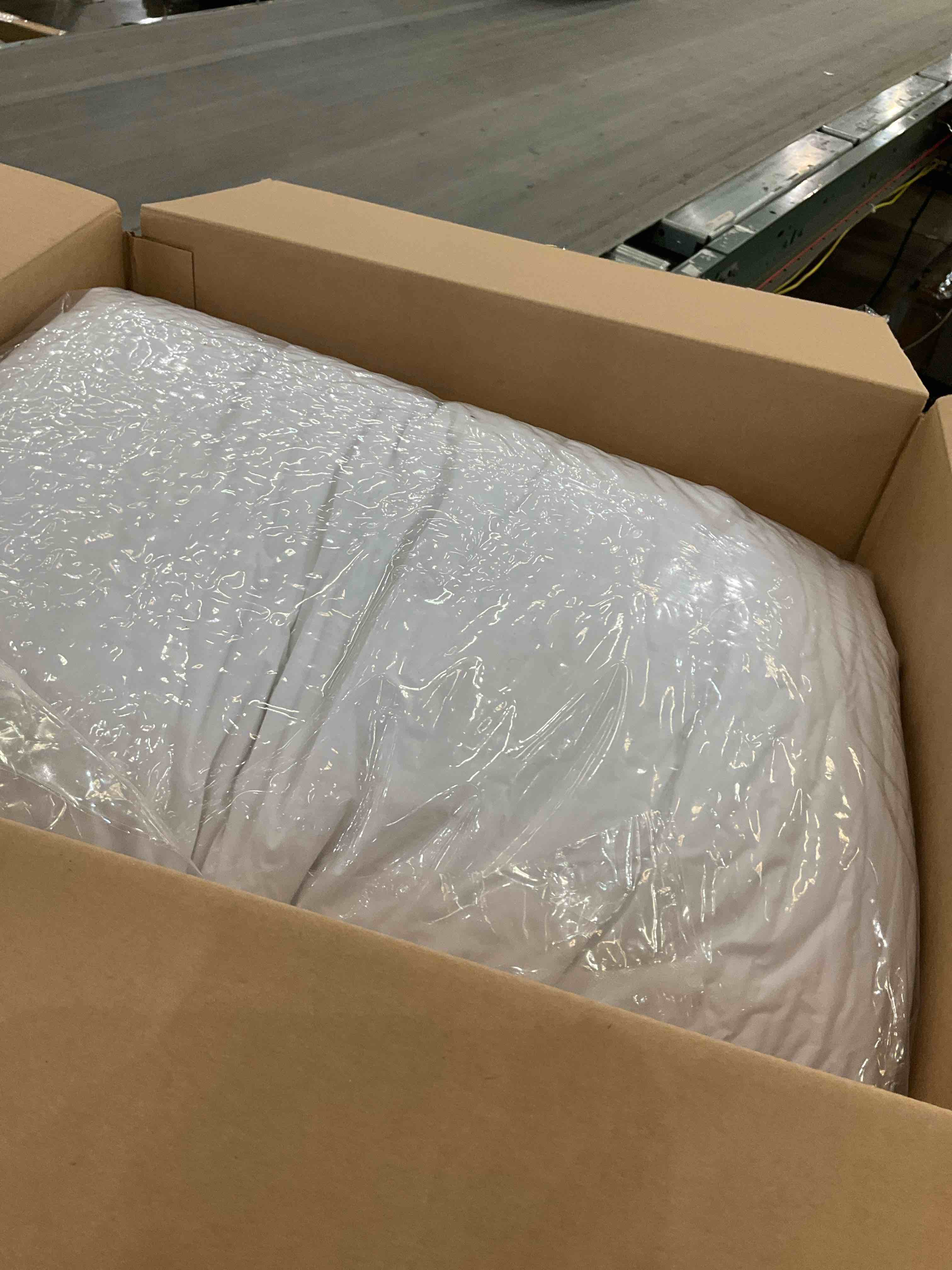 https://s3.amazonaws.com/lotting-images-prod/BargainHunt/EXS01254748_1712933712702.jpeg