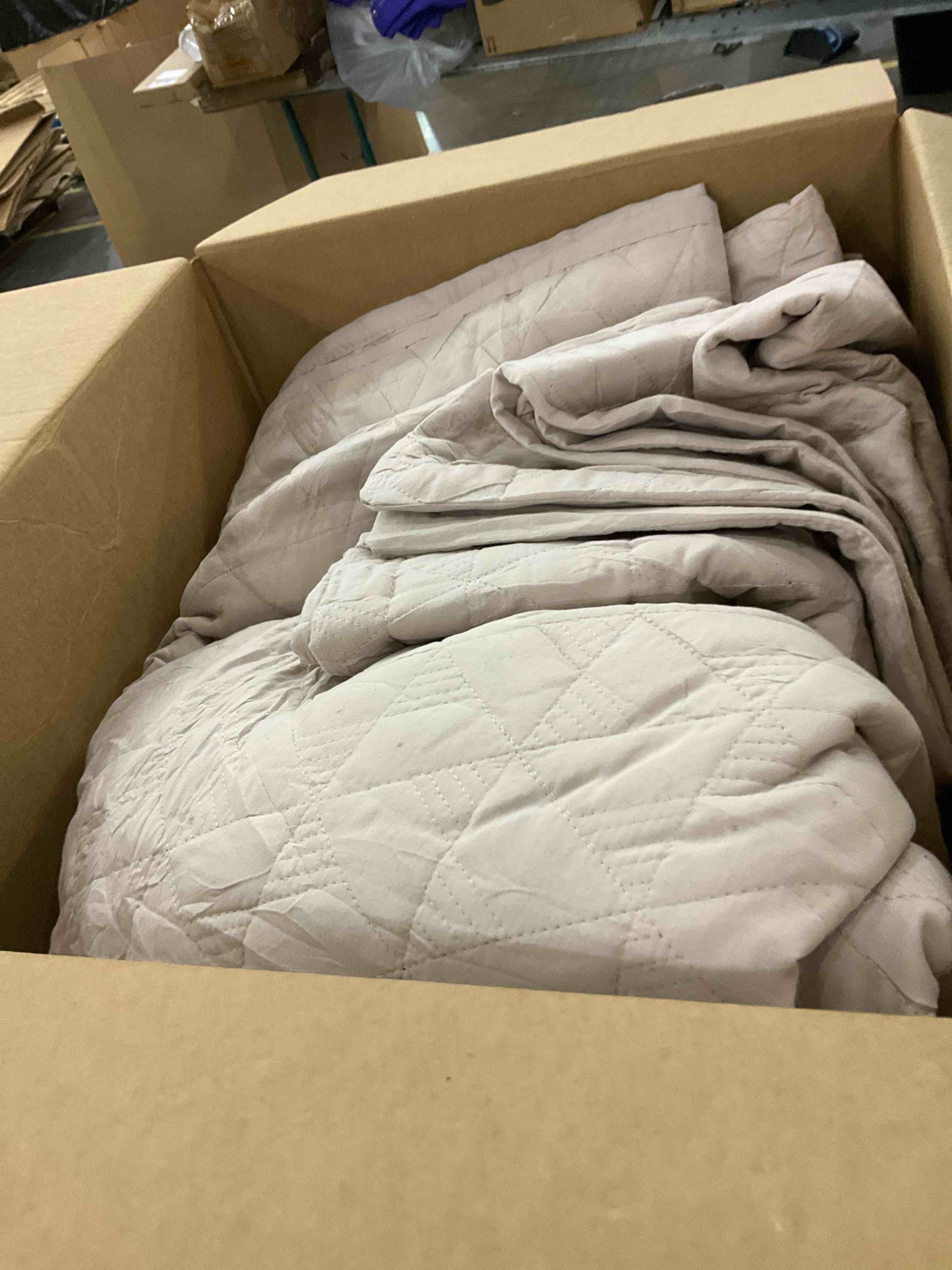 https://s3.amazonaws.com/lotting-images-prod/BargainHunt/EXS01256635_1712757520928.jpeg