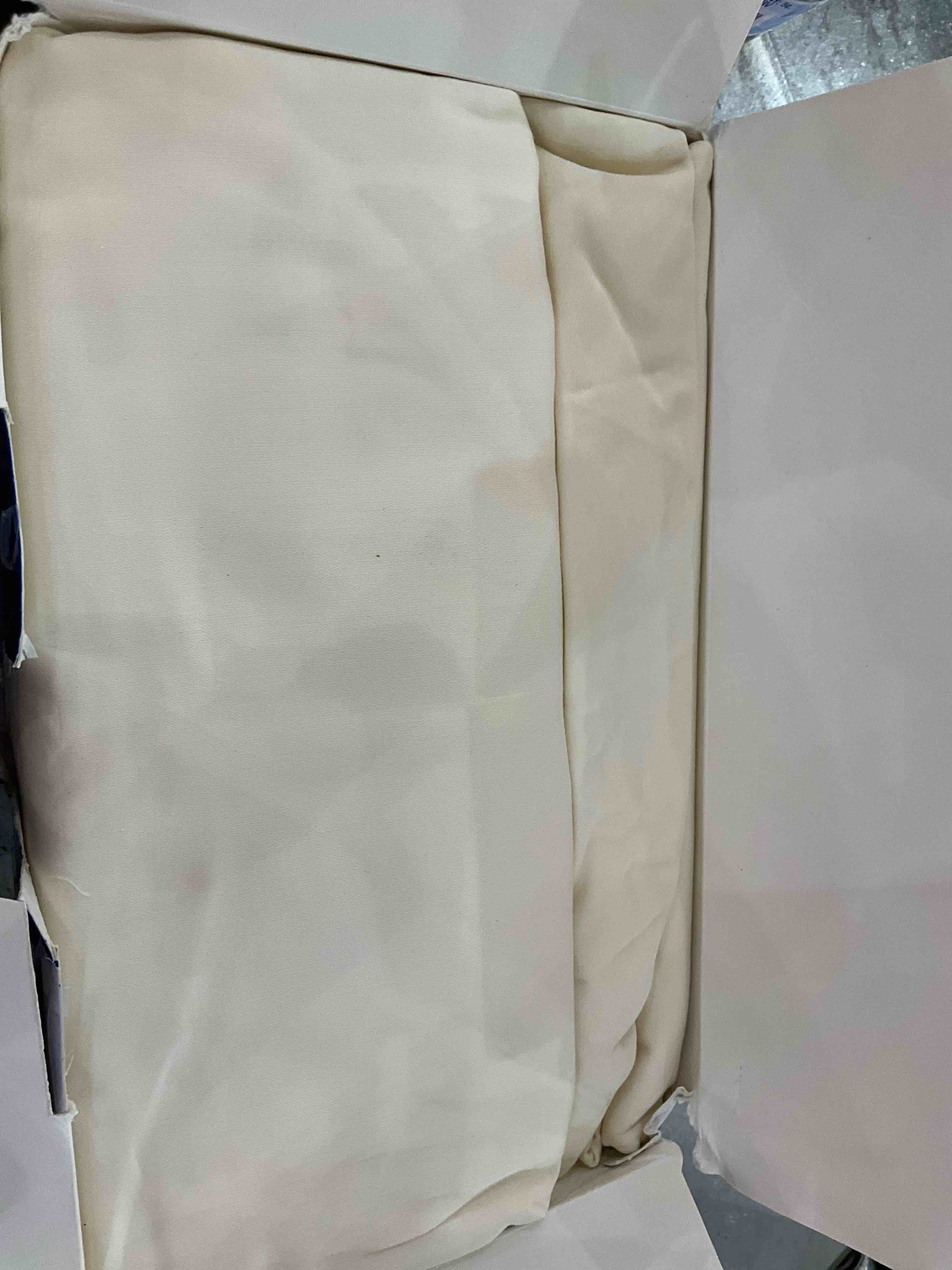 https://s3.amazonaws.com/lotting-images-prod/BargainHunt/EXS01257700_1713290055136.jpeg