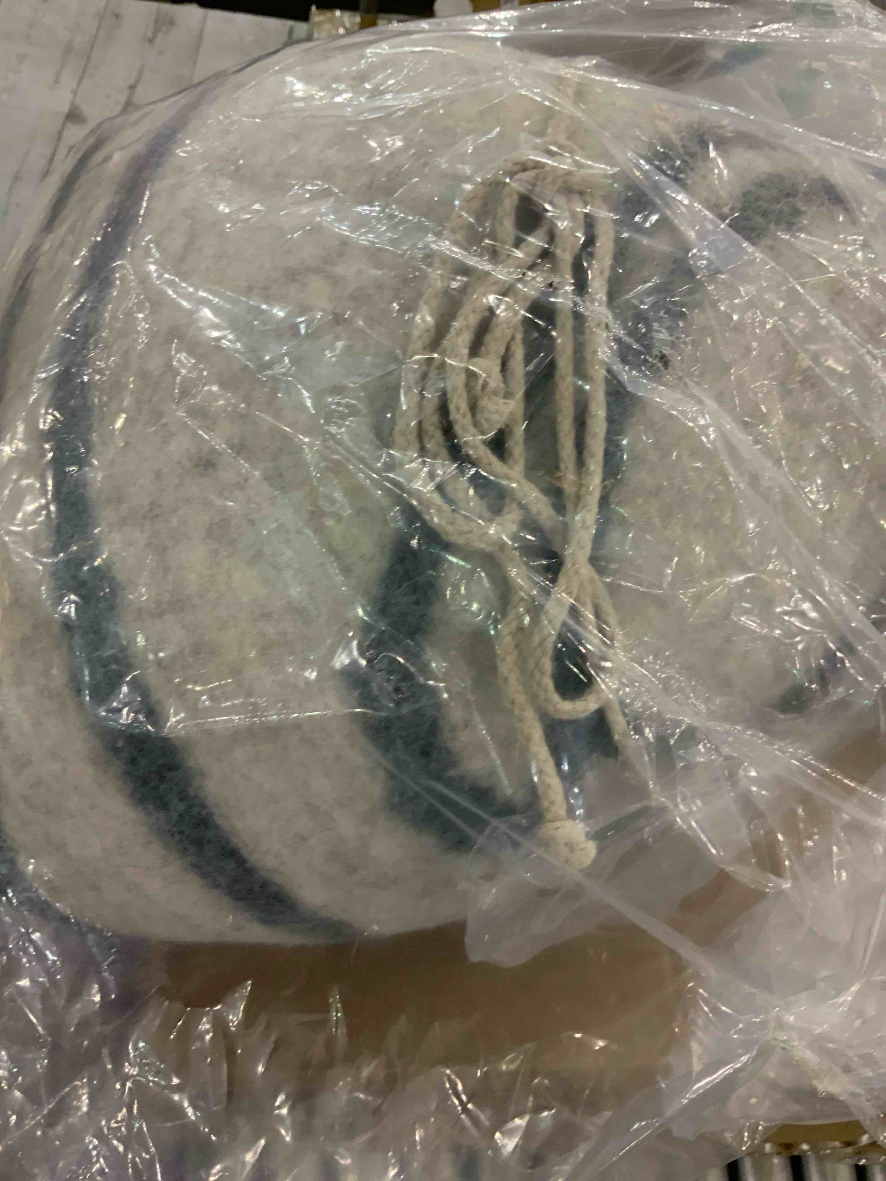 https://s3.amazonaws.com/lotting-images-prod/BargainHunt/EXS01258236_1712762504401.jpeg