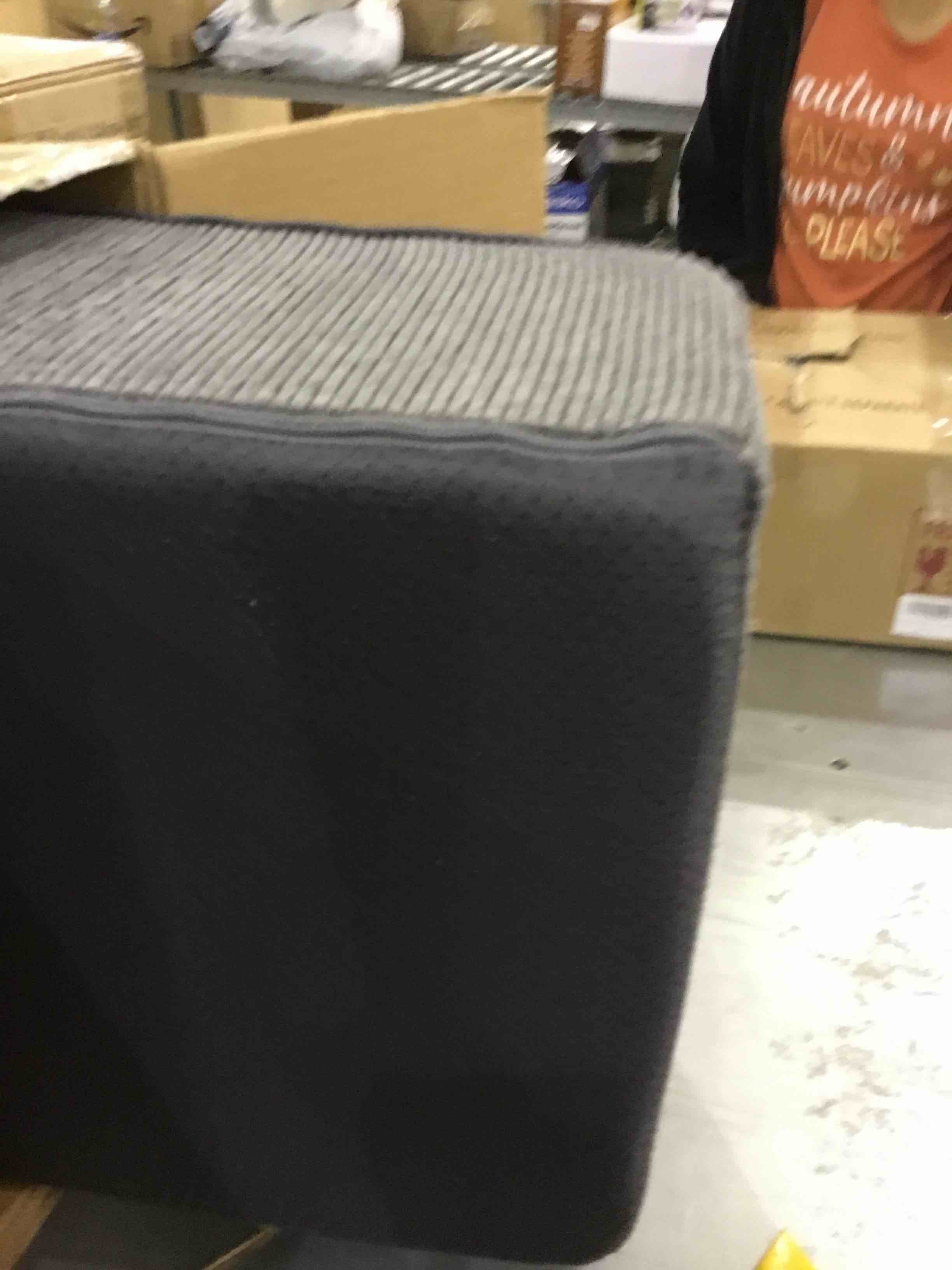 https://s3.amazonaws.com/lotting-images-prod/BargainHunt/EXS01259449_1713530198675.jpeg