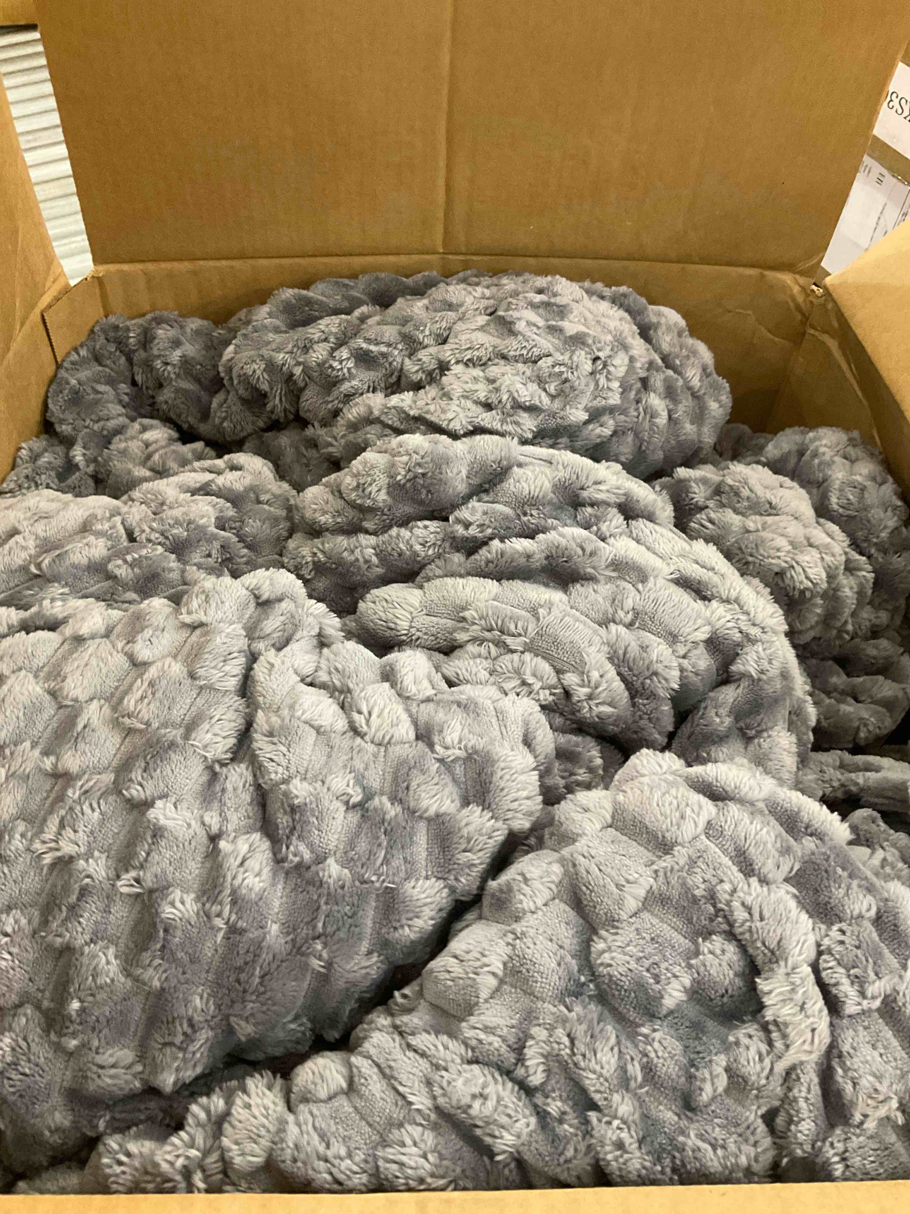 BEDELITE Fluffy Queen Comforter Set - Grey Fleece Soft Comforter for Queen Size Bed, Luxury Warm Bedding Set for Winter, Fuzzy Bed Set 3 Pieces (1 Comforter, 2 Pillowcases)